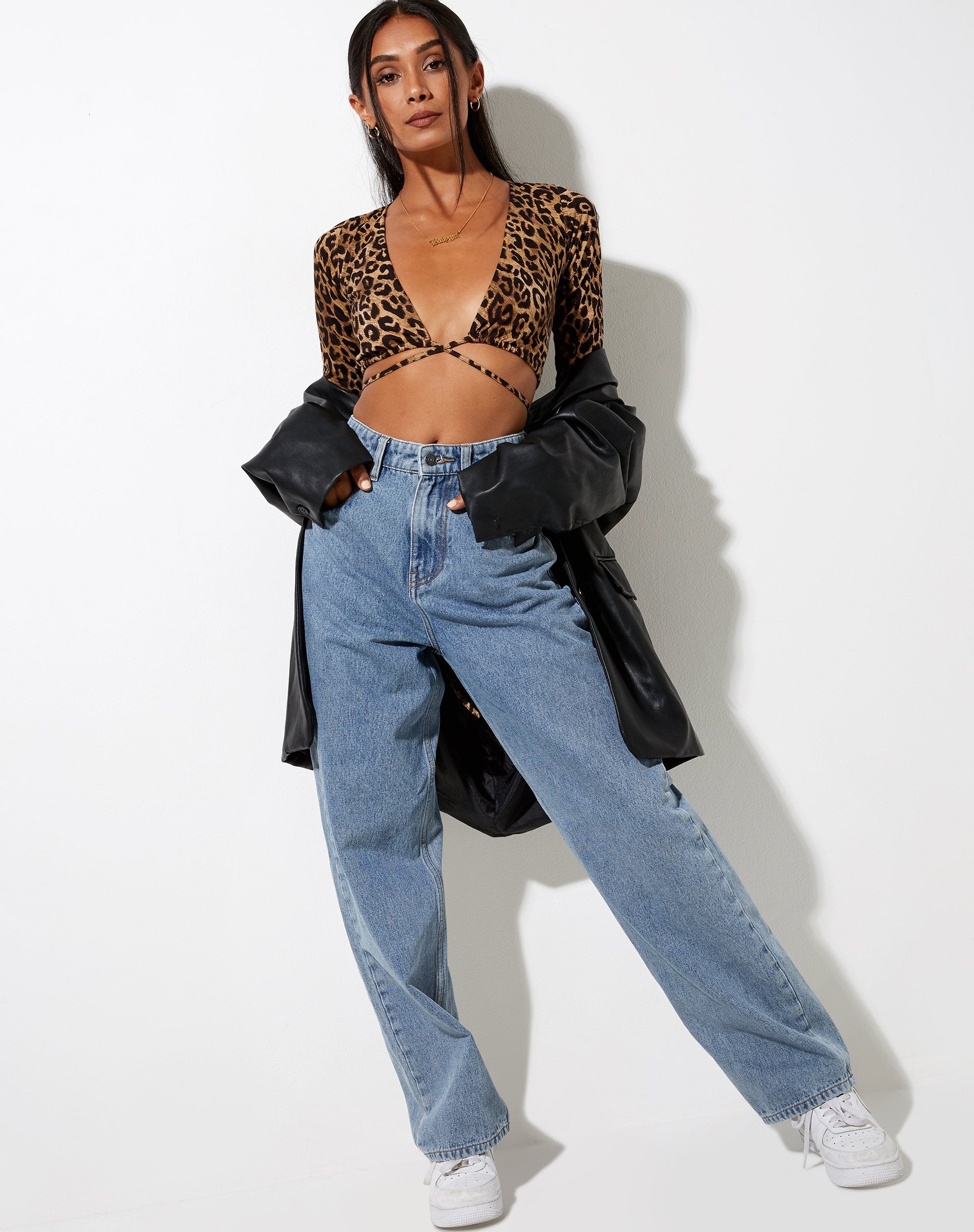 Bild von Lieneva Crop Top in Nacht Leopard Braun