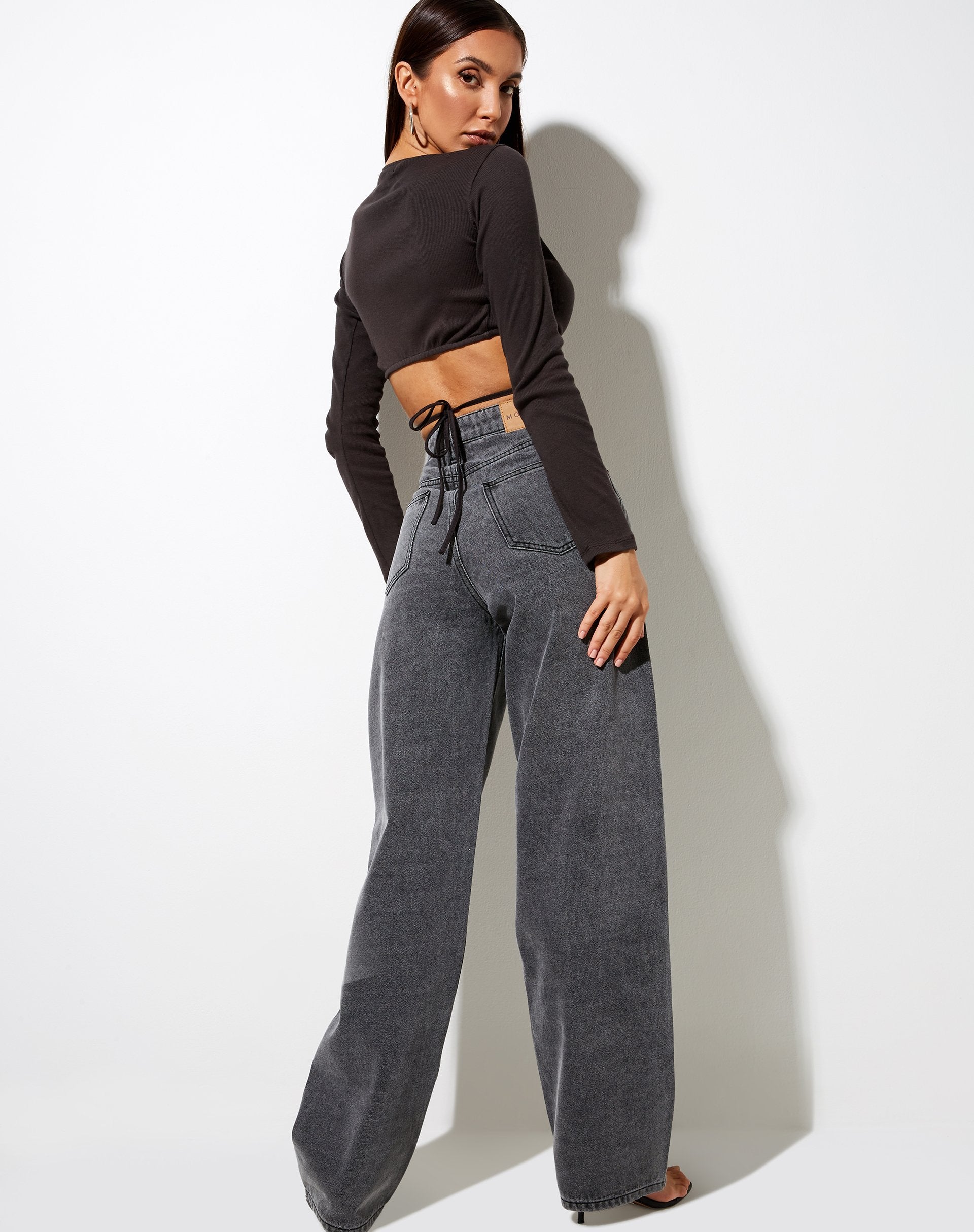 Image of Lieneva Crop Top in Rippe Geschwärzte Perle