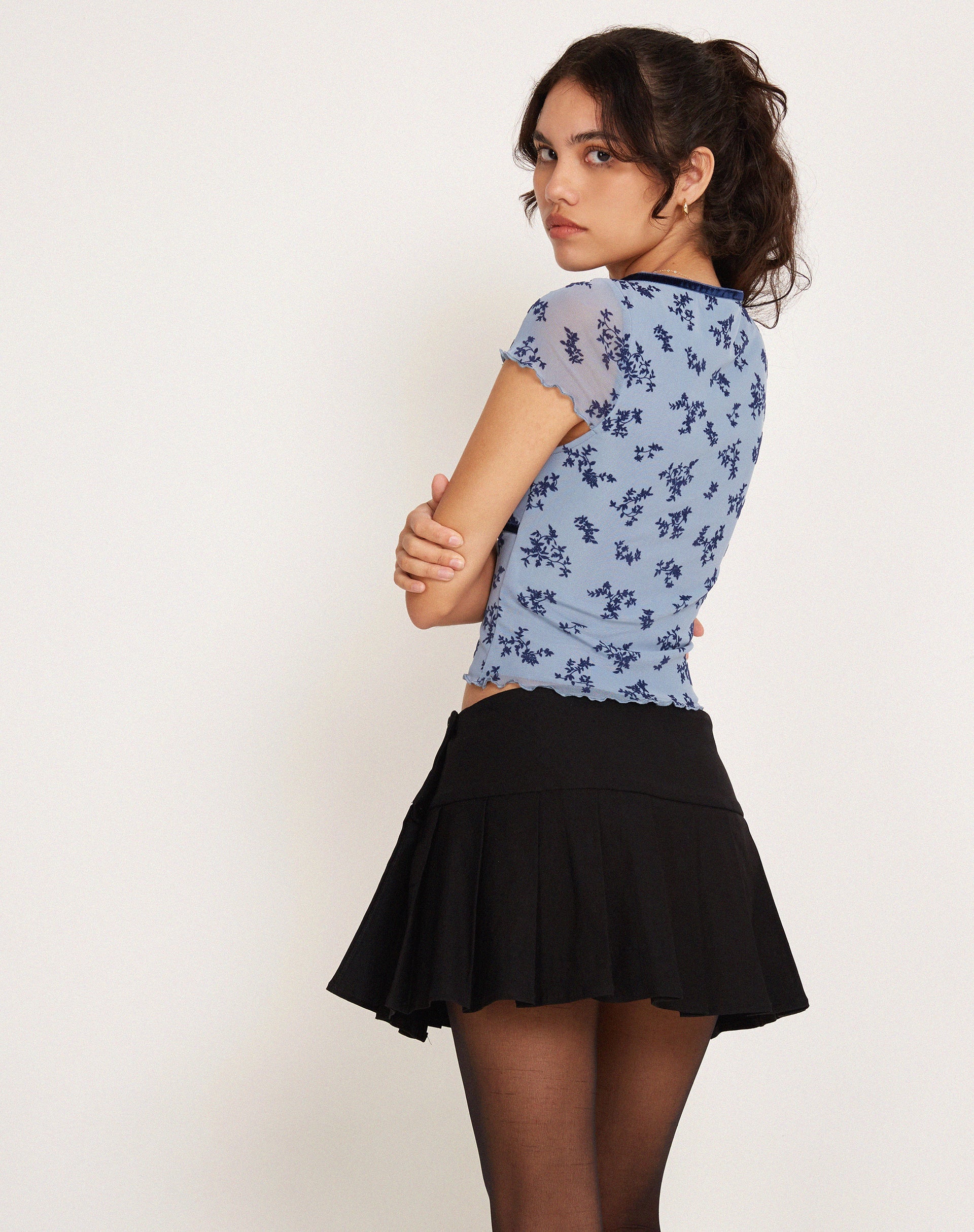 Image of Livi Mesh Top in Hellblau und Marineblau Botanische Beflockung
