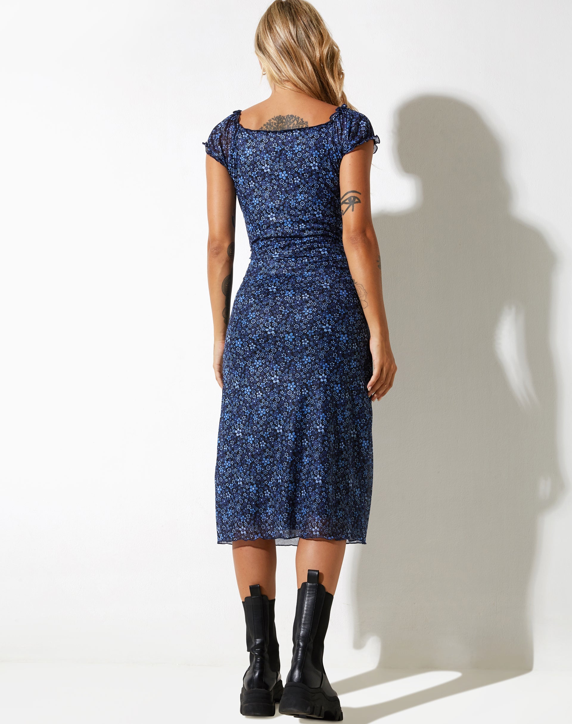 Abbildung: Lona Midikleid in Flower Garden Blau