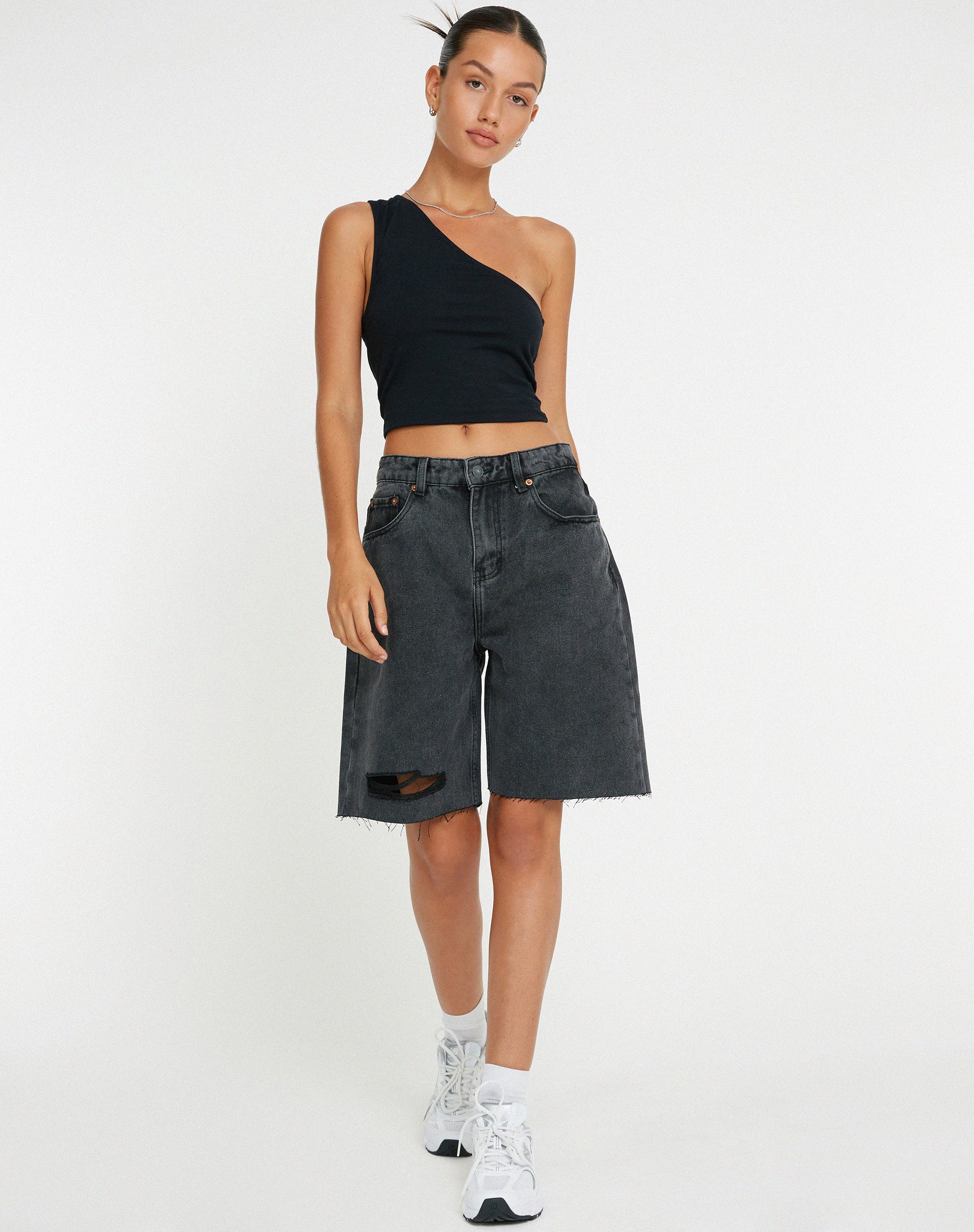 BILD VON LONGLINE DAD DENIM SHORT IN SCHWARZER WASCHUNG