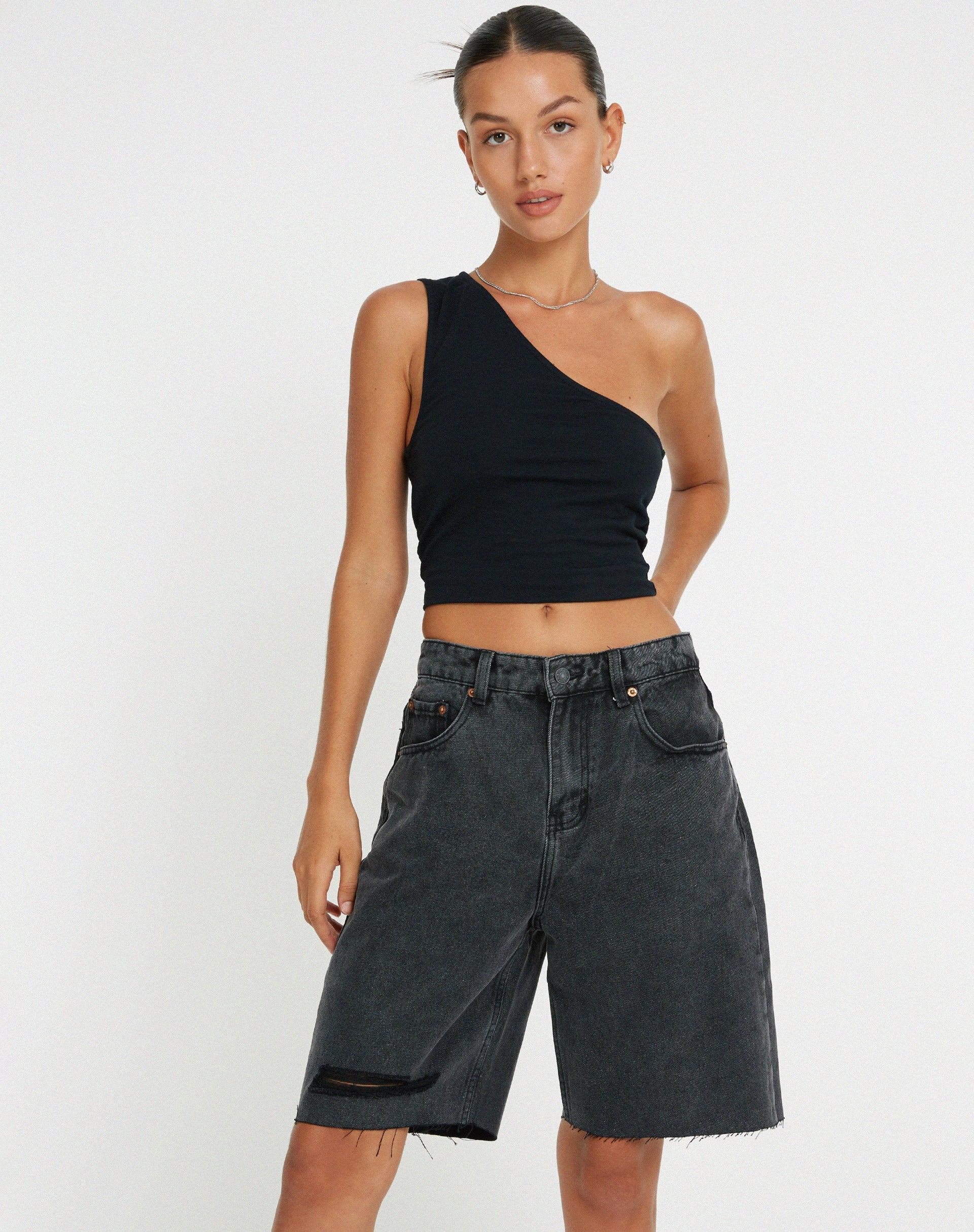 BILD VON LONGLINE DAD DENIM SHORT IN SCHWARZER WASCHUNG