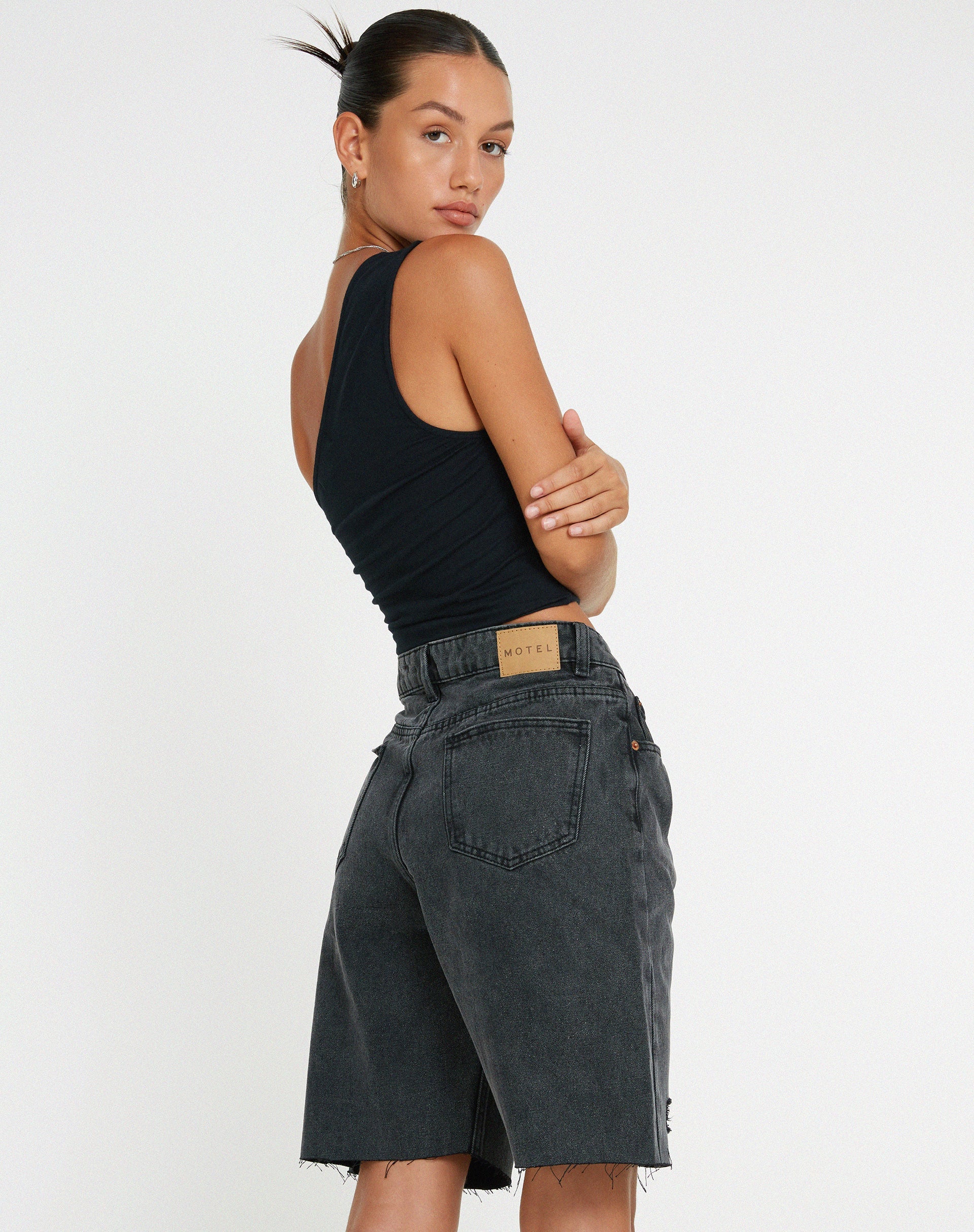 BILD VON LONGLINE DAD DENIM SHORT IN SCHWARZER WASCHUNG