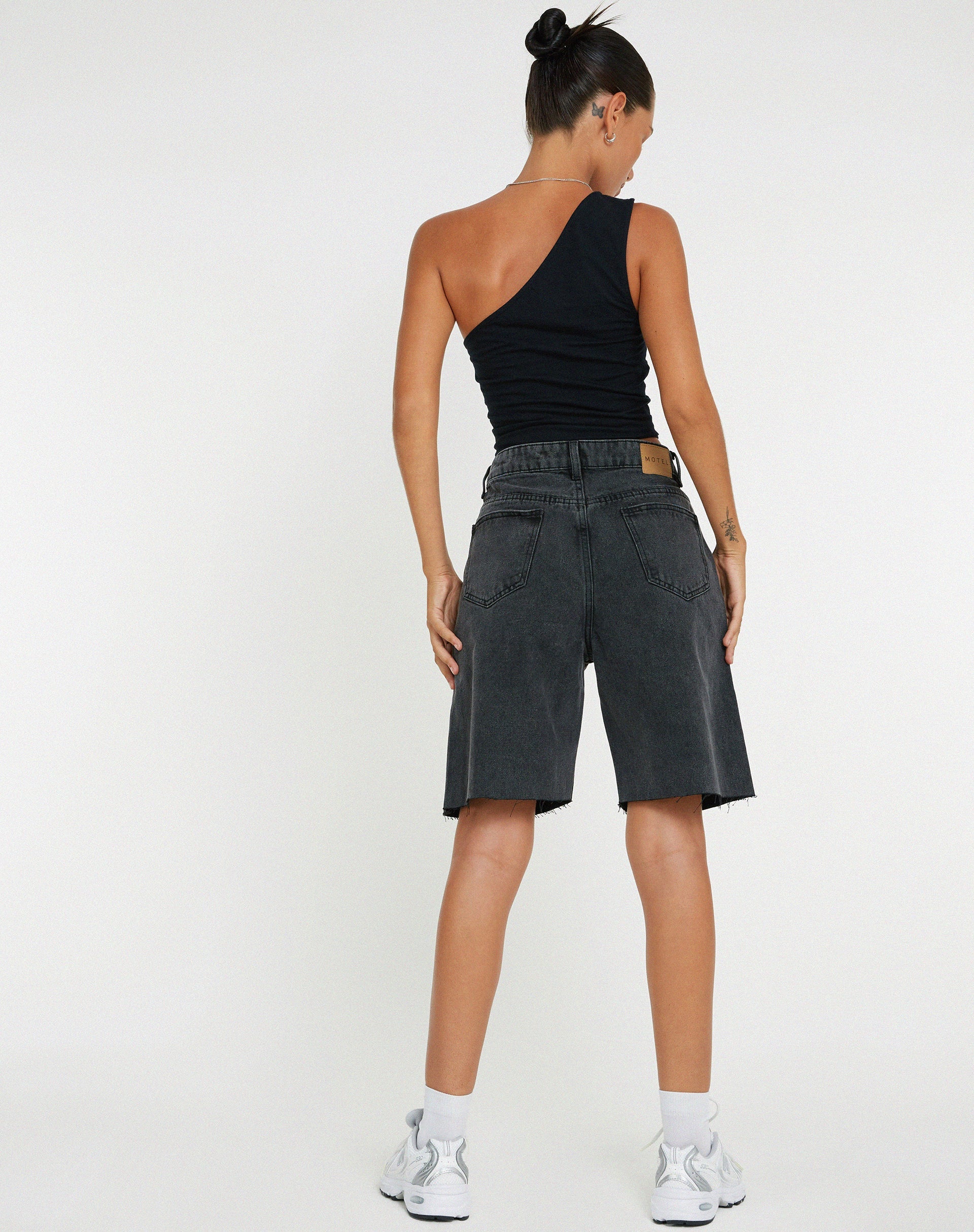 BILD VON LONGLINE DAD DENIM SHORT IN SCHWARZER WASCHUNG