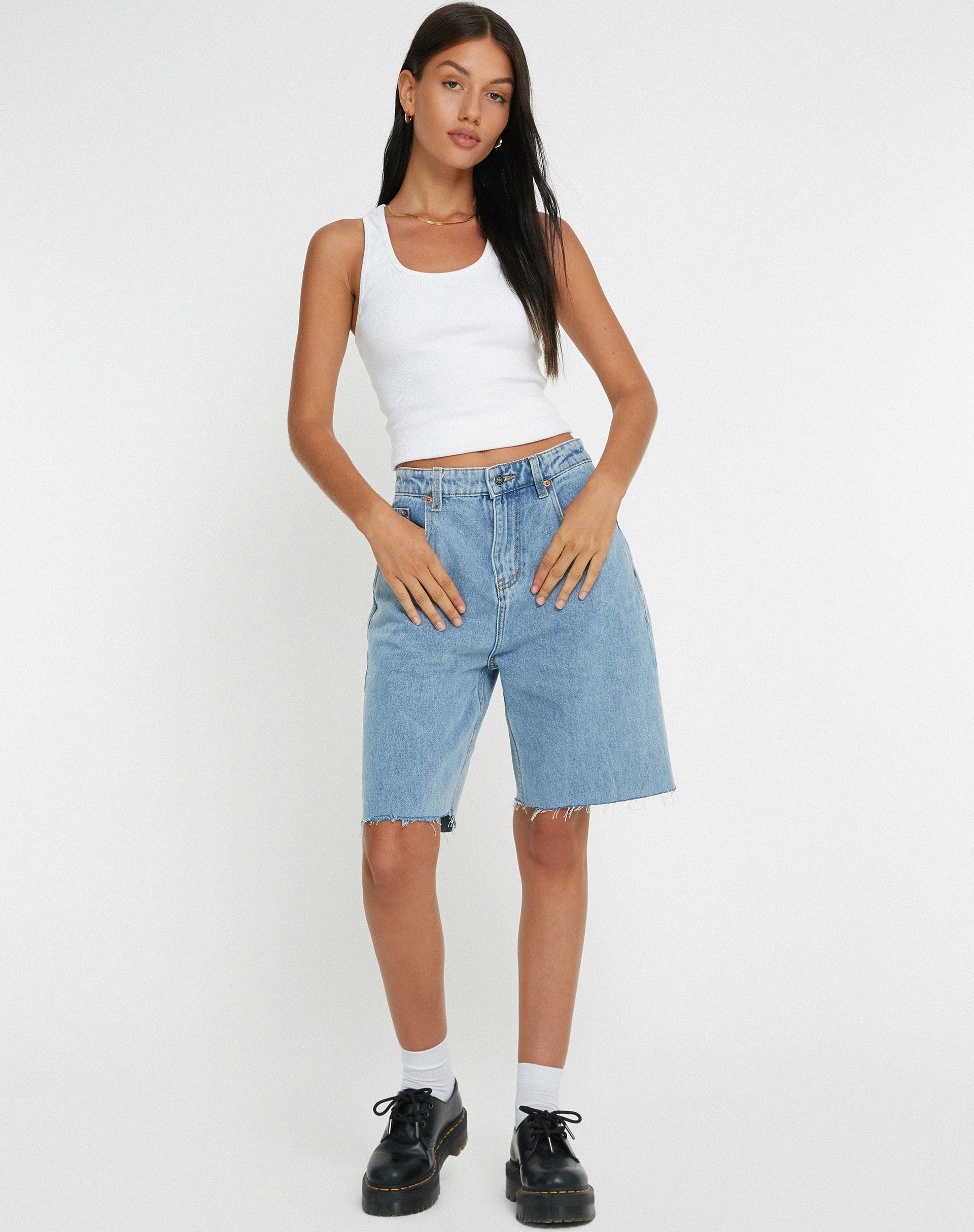BILD VON LONGLINE DAD DENIM SHORTS IN HELLER WASCHUNG