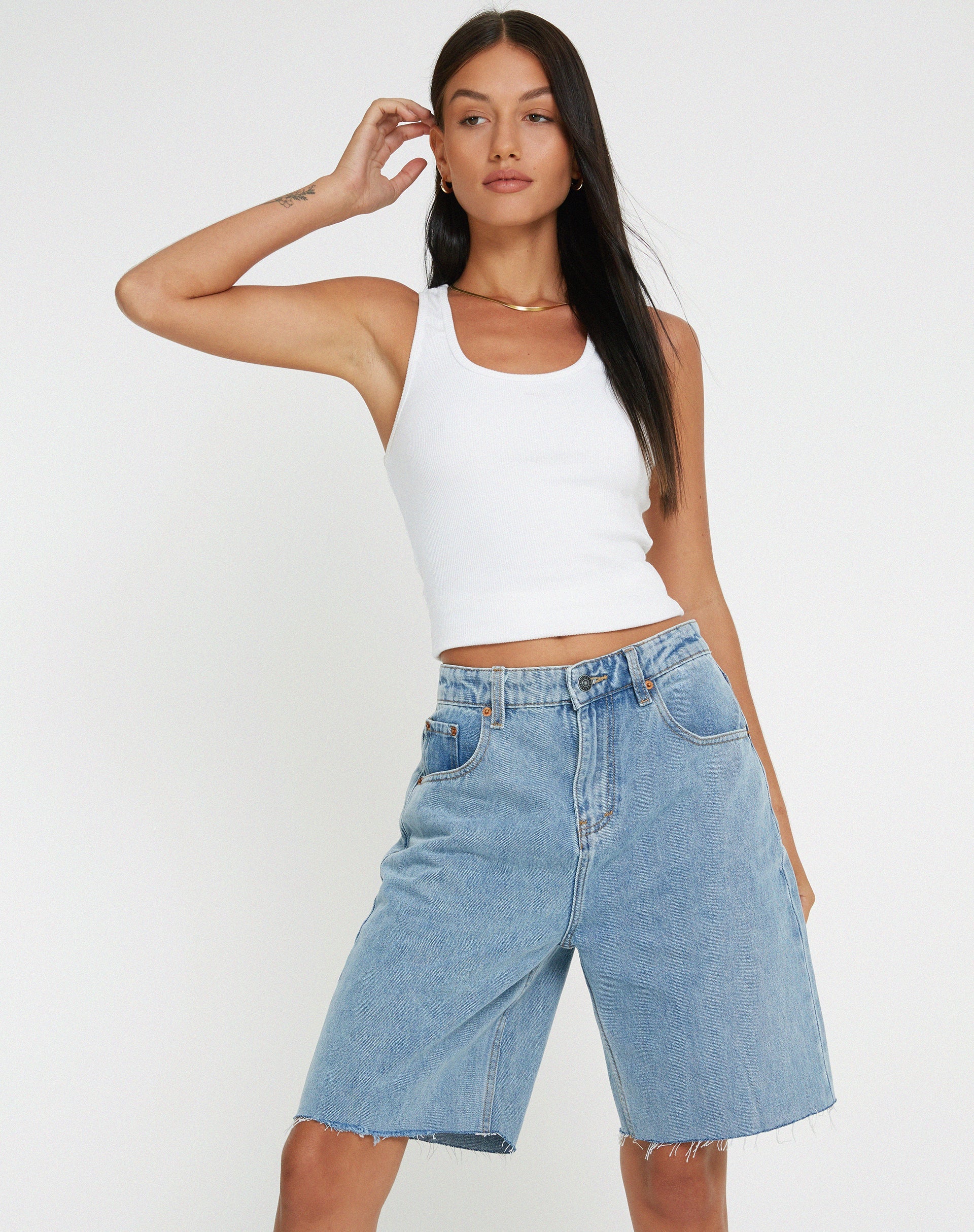 BILD VON LONGLINE DAD DENIM SHORTS IN HELLER WASCHUNG