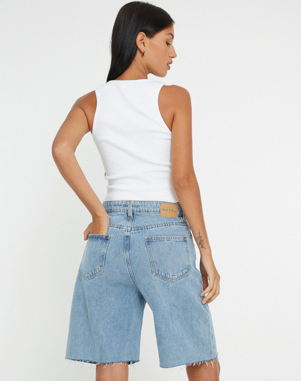 Lang geschnittene Dad Denim Shorts in heller Waschung