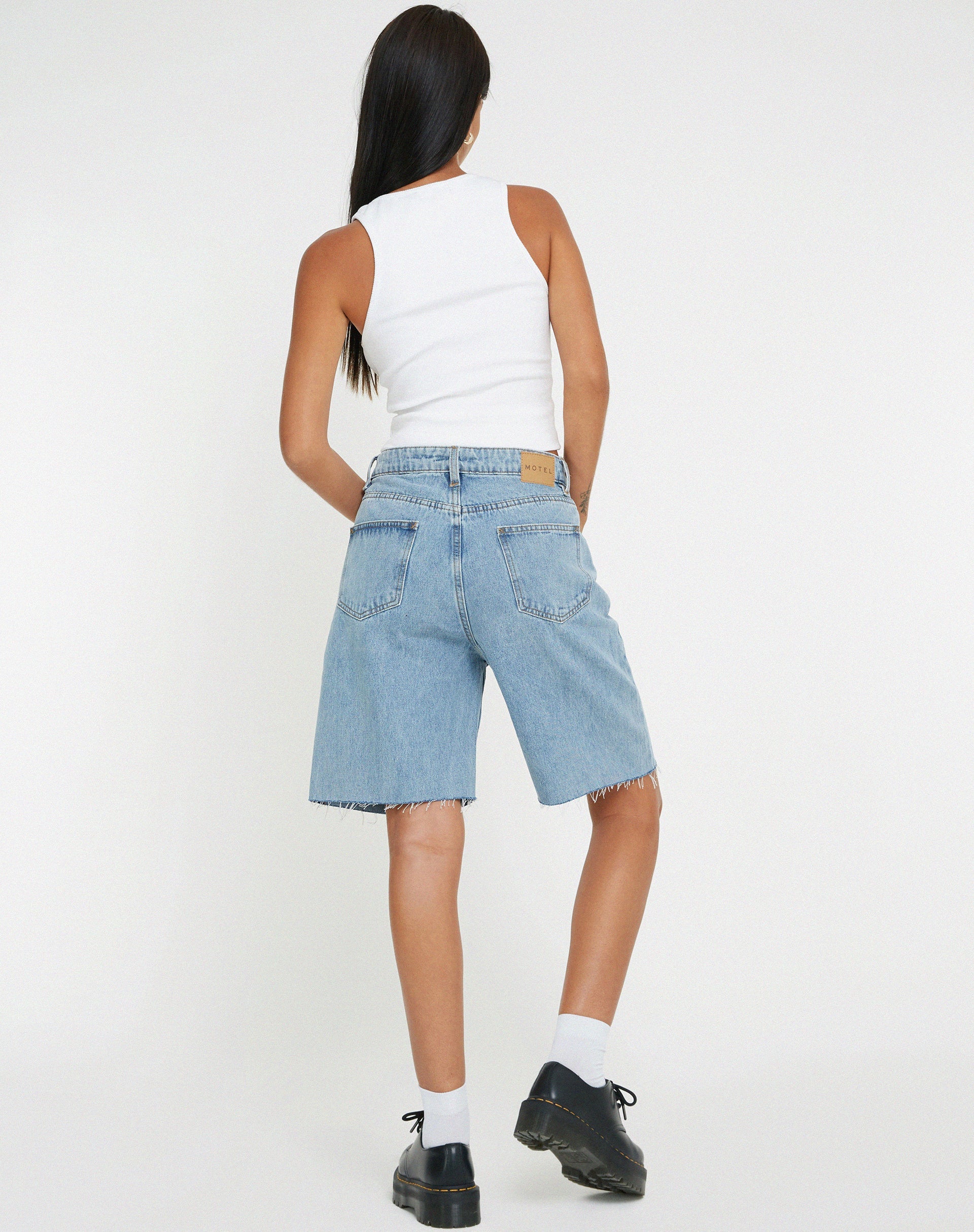 BILD VON LONGLINE DAD DENIM SHORTS IN HELLER WASCHUNG