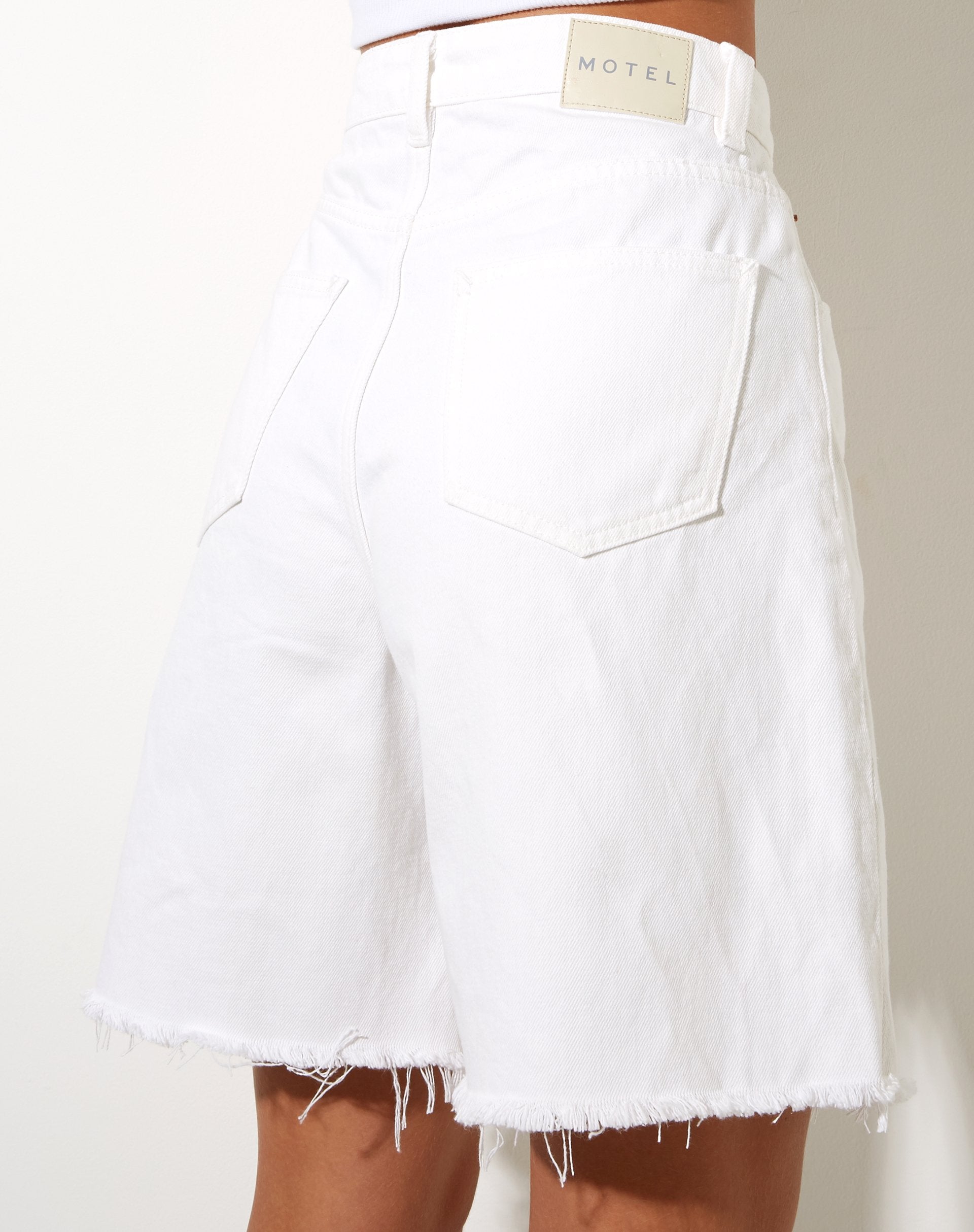 Bild von Loose Fit Denim Short in weißer Wäsche