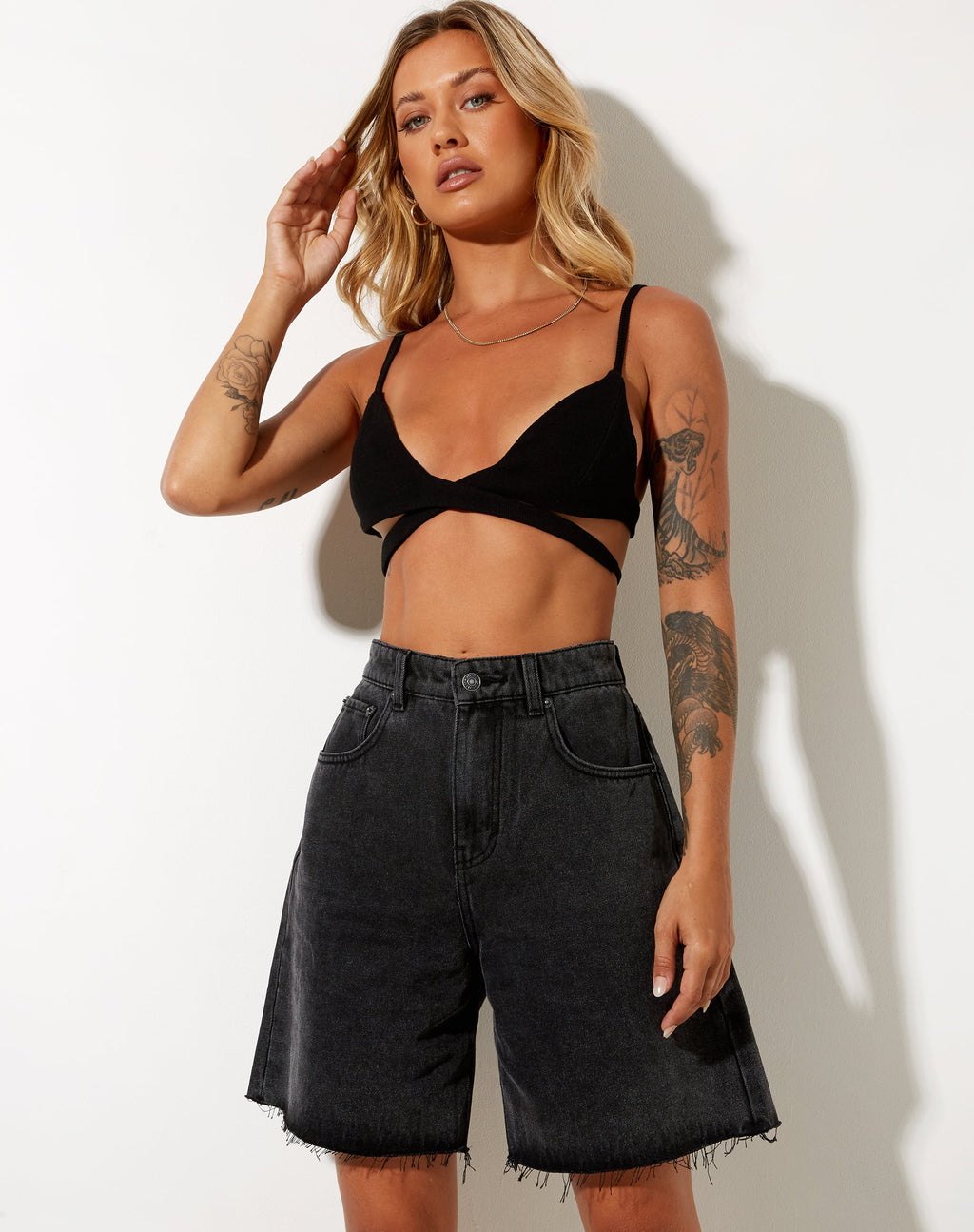 Locker geschnittene Denim-Shorts in schwarzer Waschung