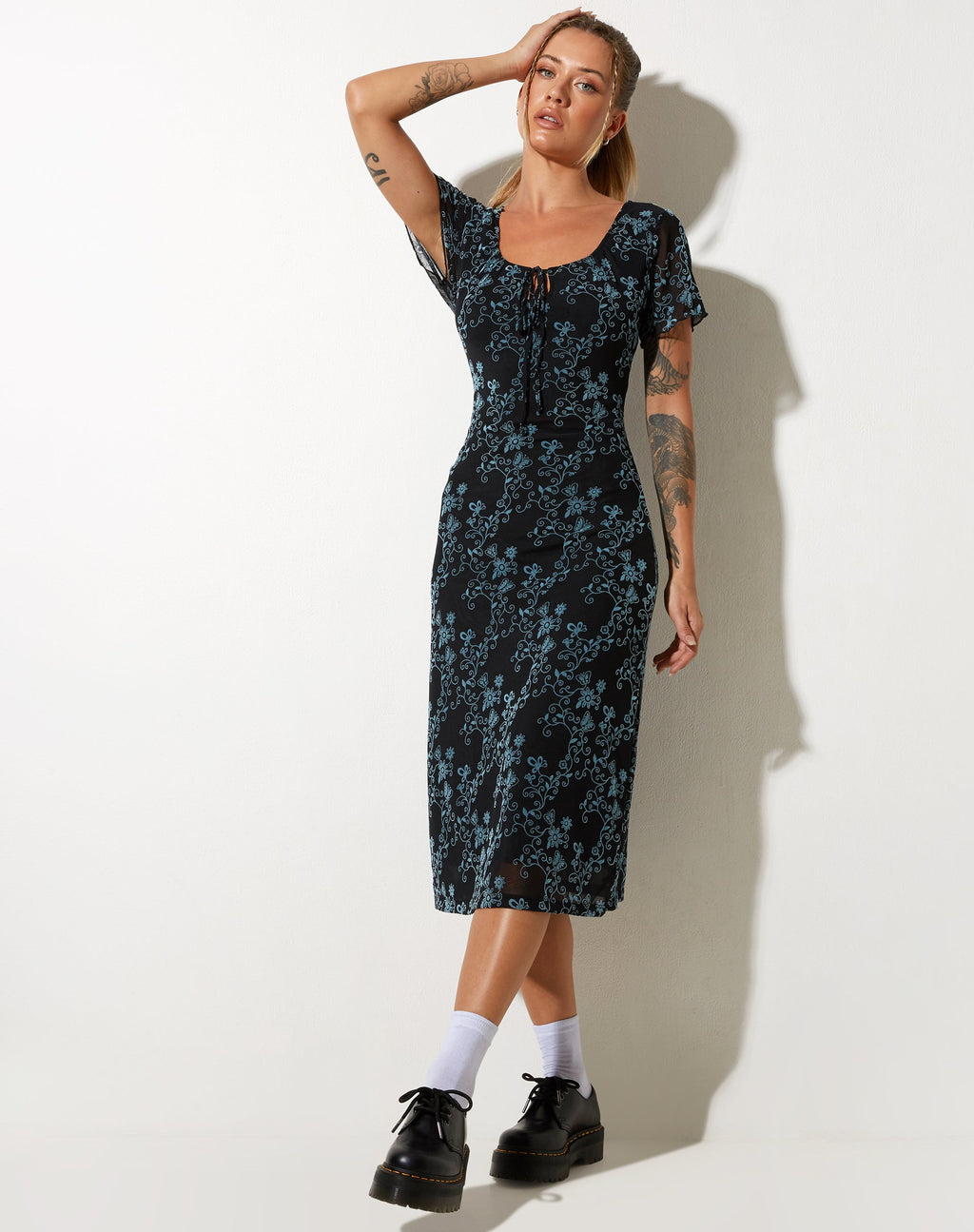 Lorani Midikleid aus Schmetterlingsrankenflock Blau