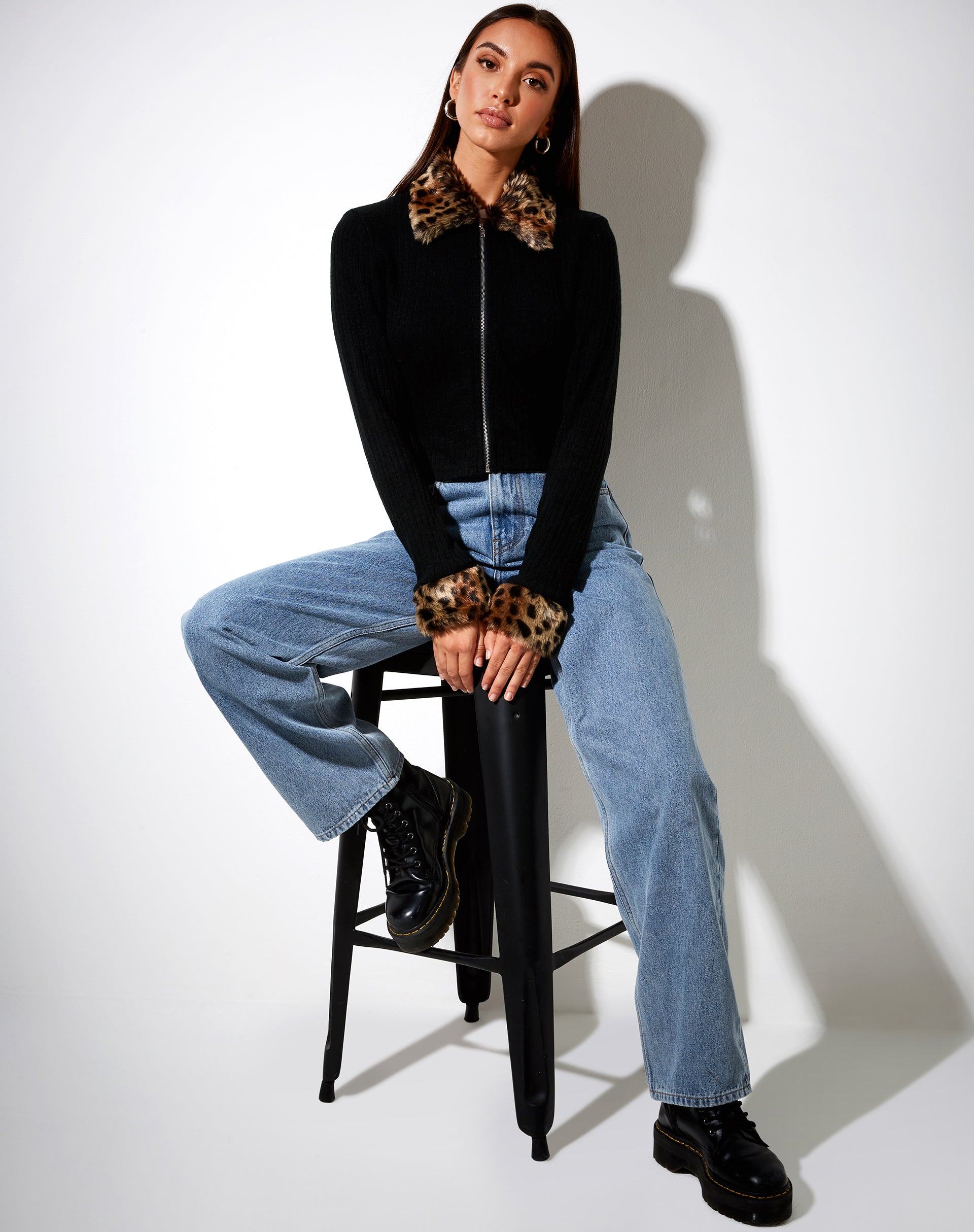 Image of Loria Cardi in Schwarz mit braunem Tier
