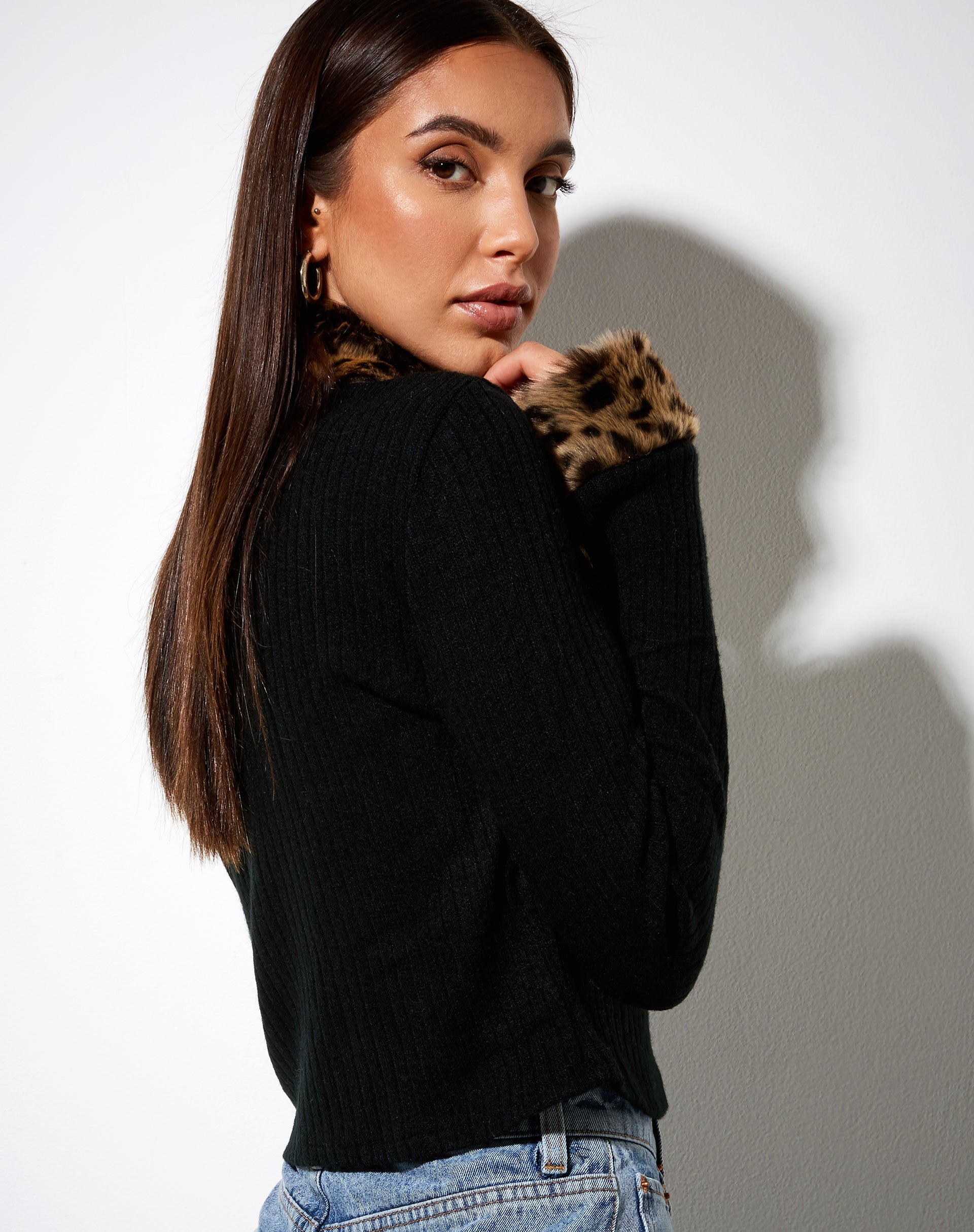 Image of Loria Cardi in Schwarz mit braunem Tier