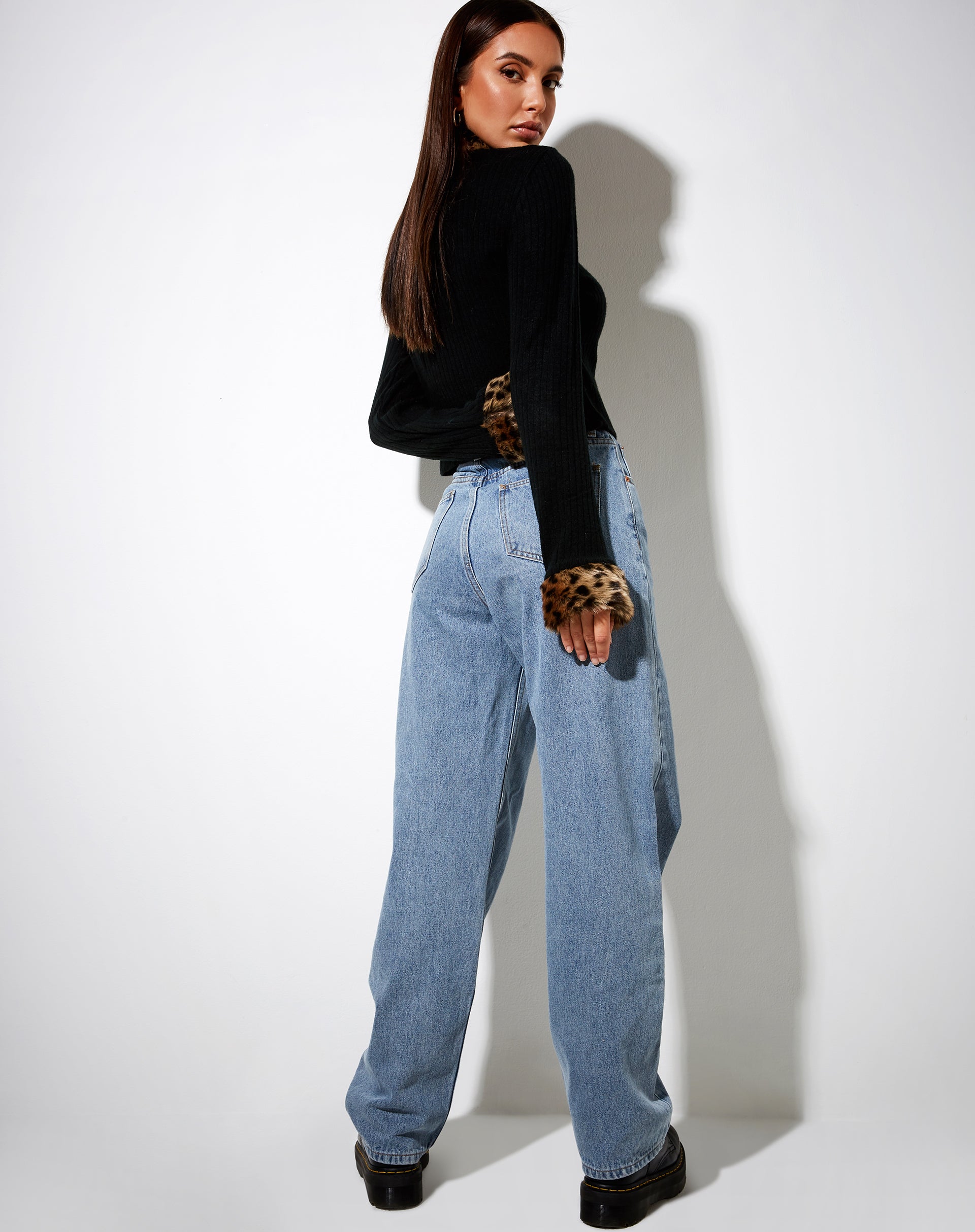 Image of Loria Cardi in Schwarz mit braunem Tier