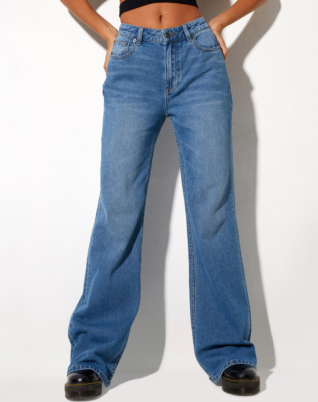 Low Slung Jeans in blauer Waschung