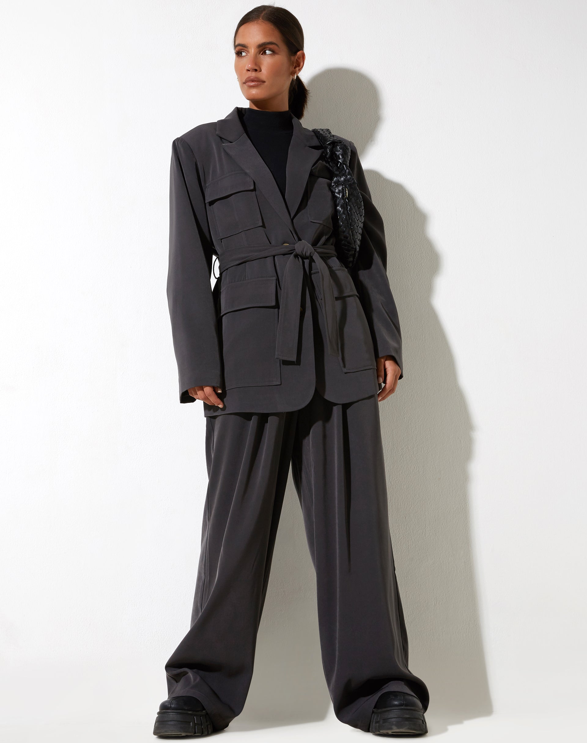 Abbildung des Magawa Blazers in Tailoring Charcoal