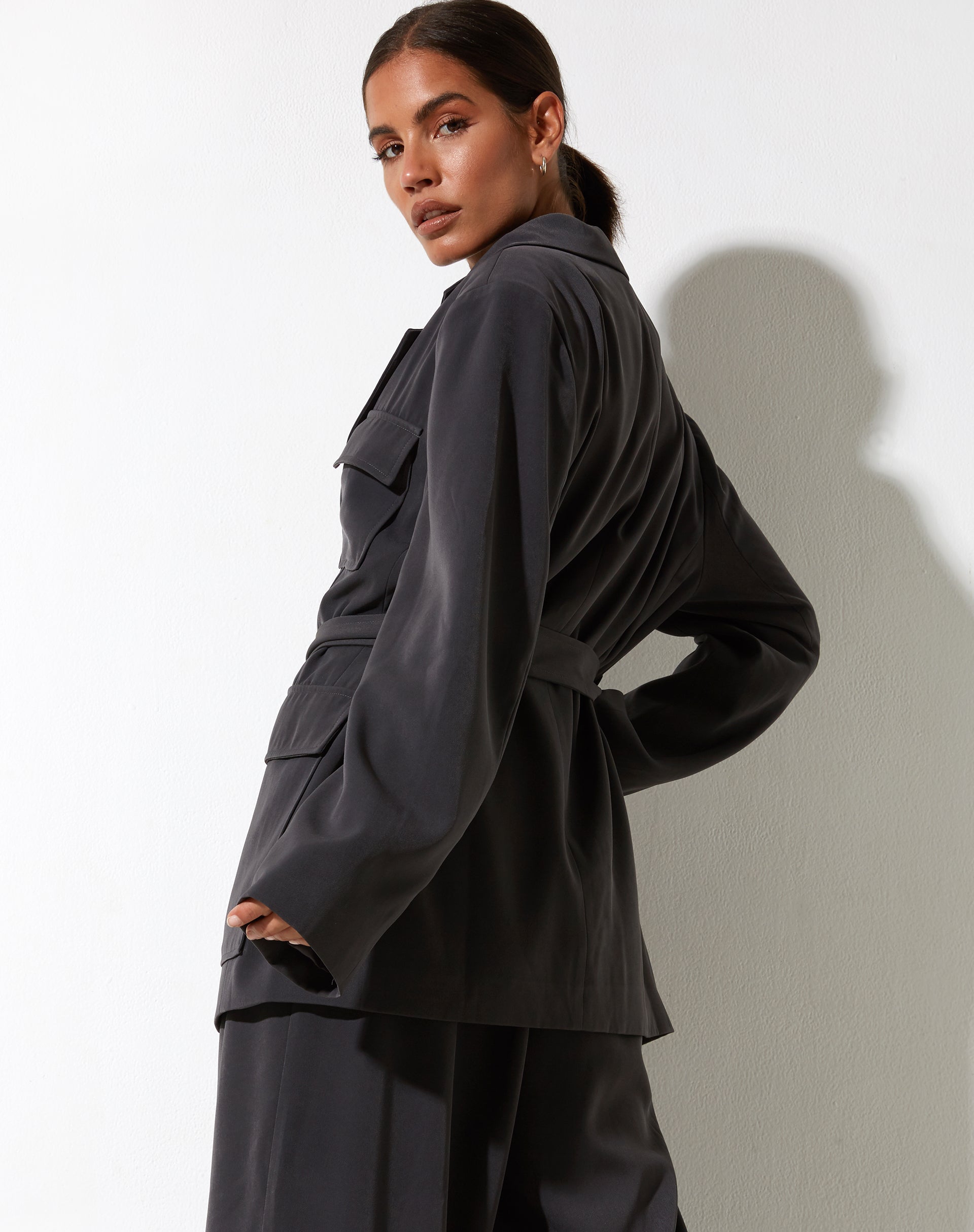 Abbildung des Magawa Blazers in Tailoring Charcoal