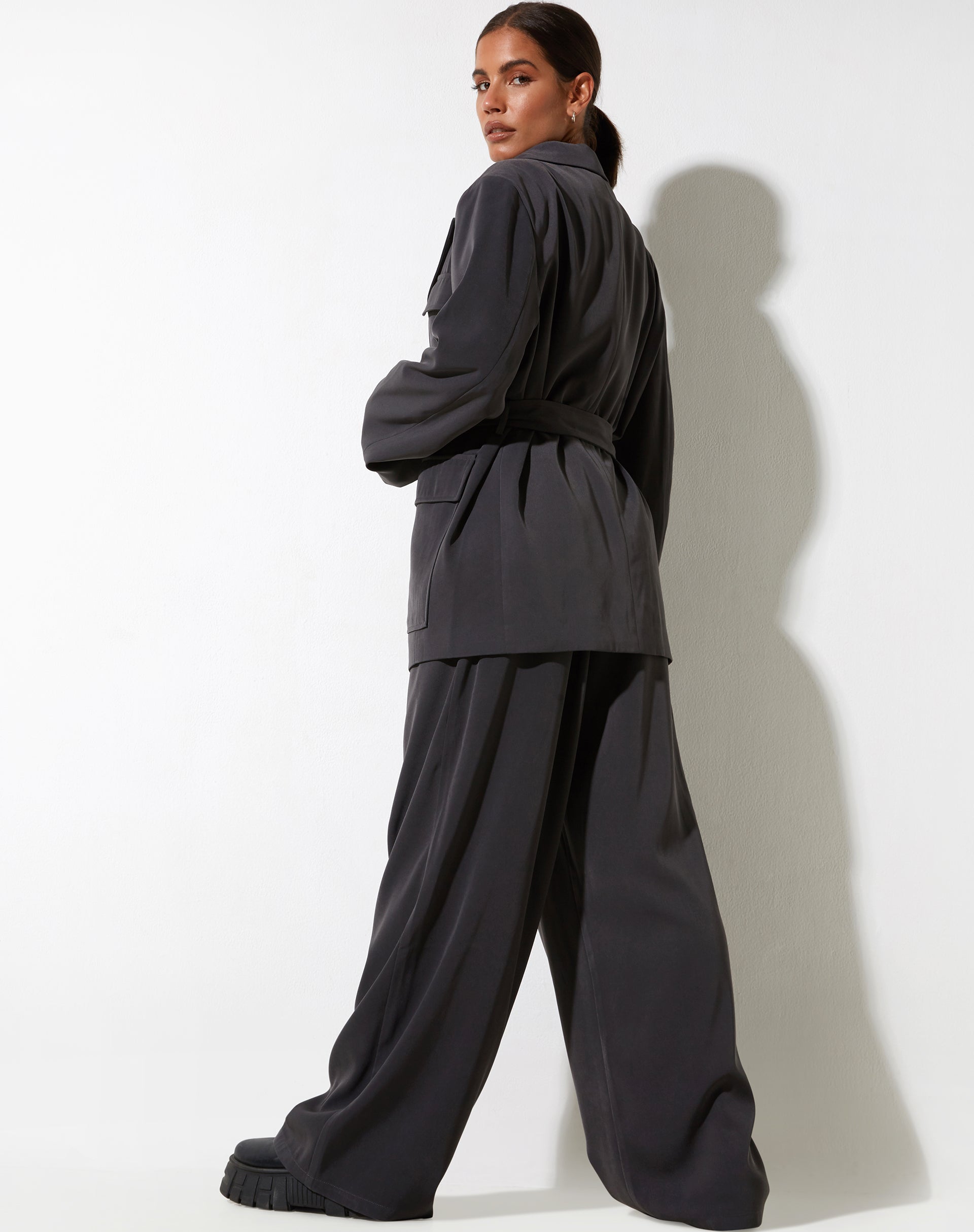 Abbildung des Magawa Blazers in Tailoring Charcoal