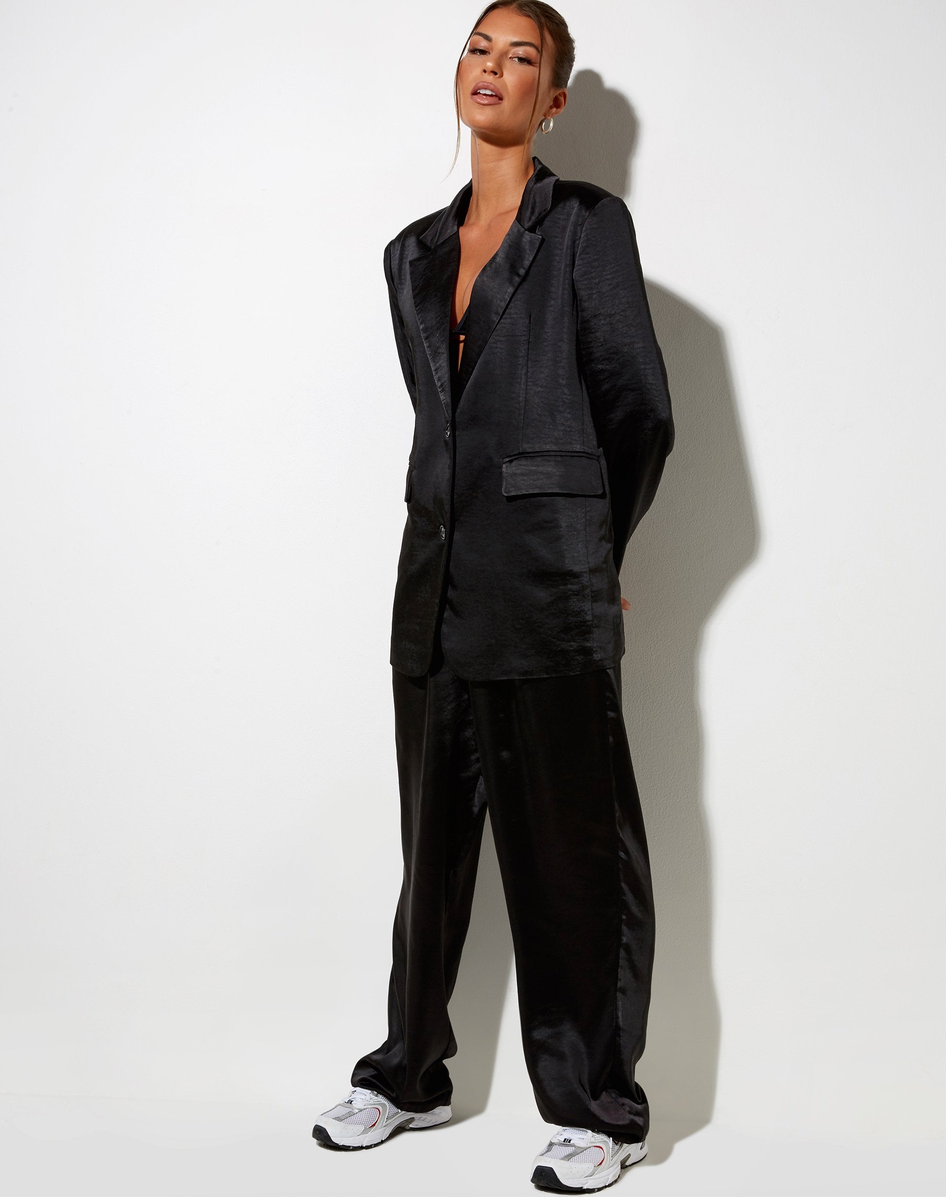Image der Sakila-Hose aus schwarzem Satin
