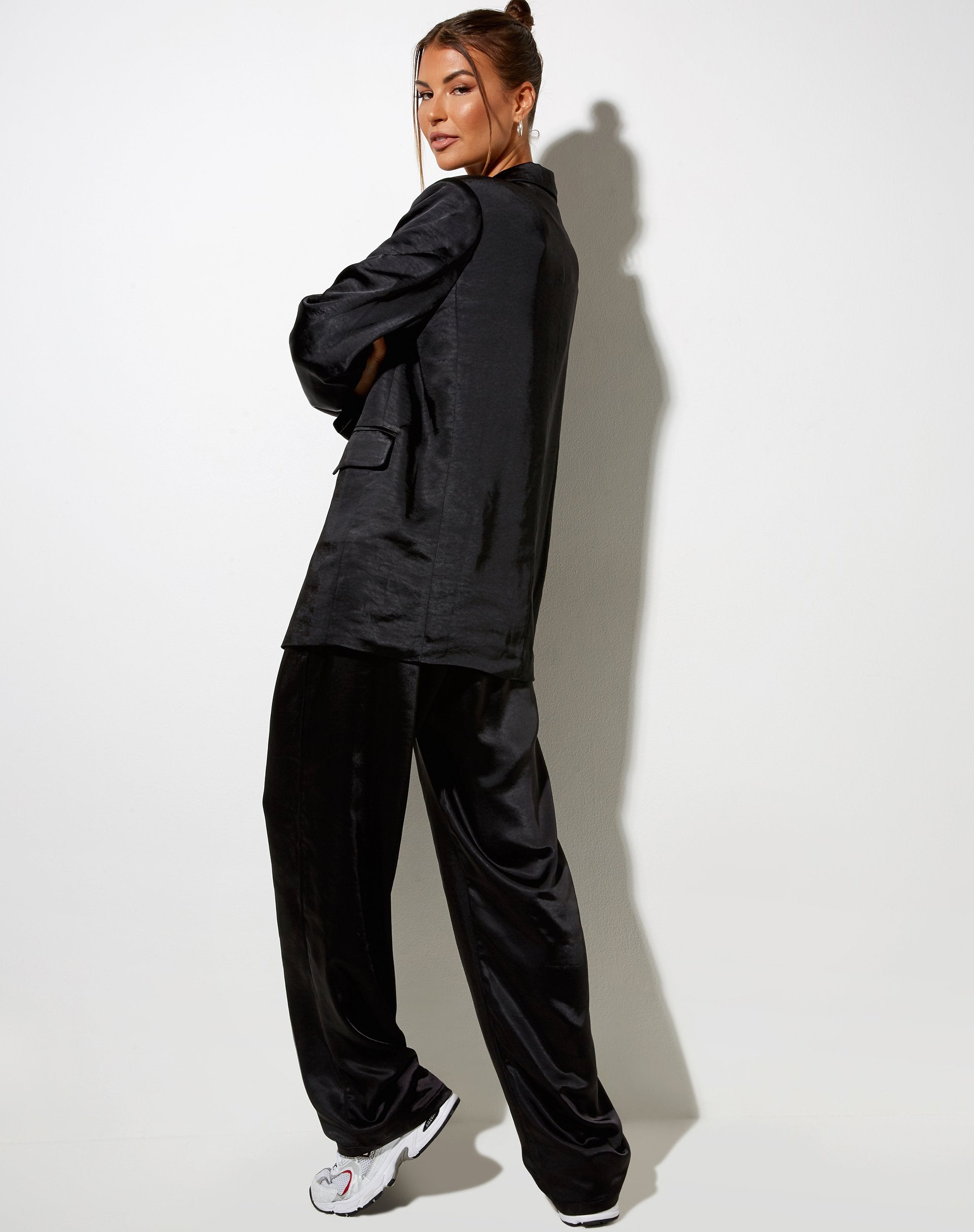Image der Sakila-Hose aus schwarzem Satin
