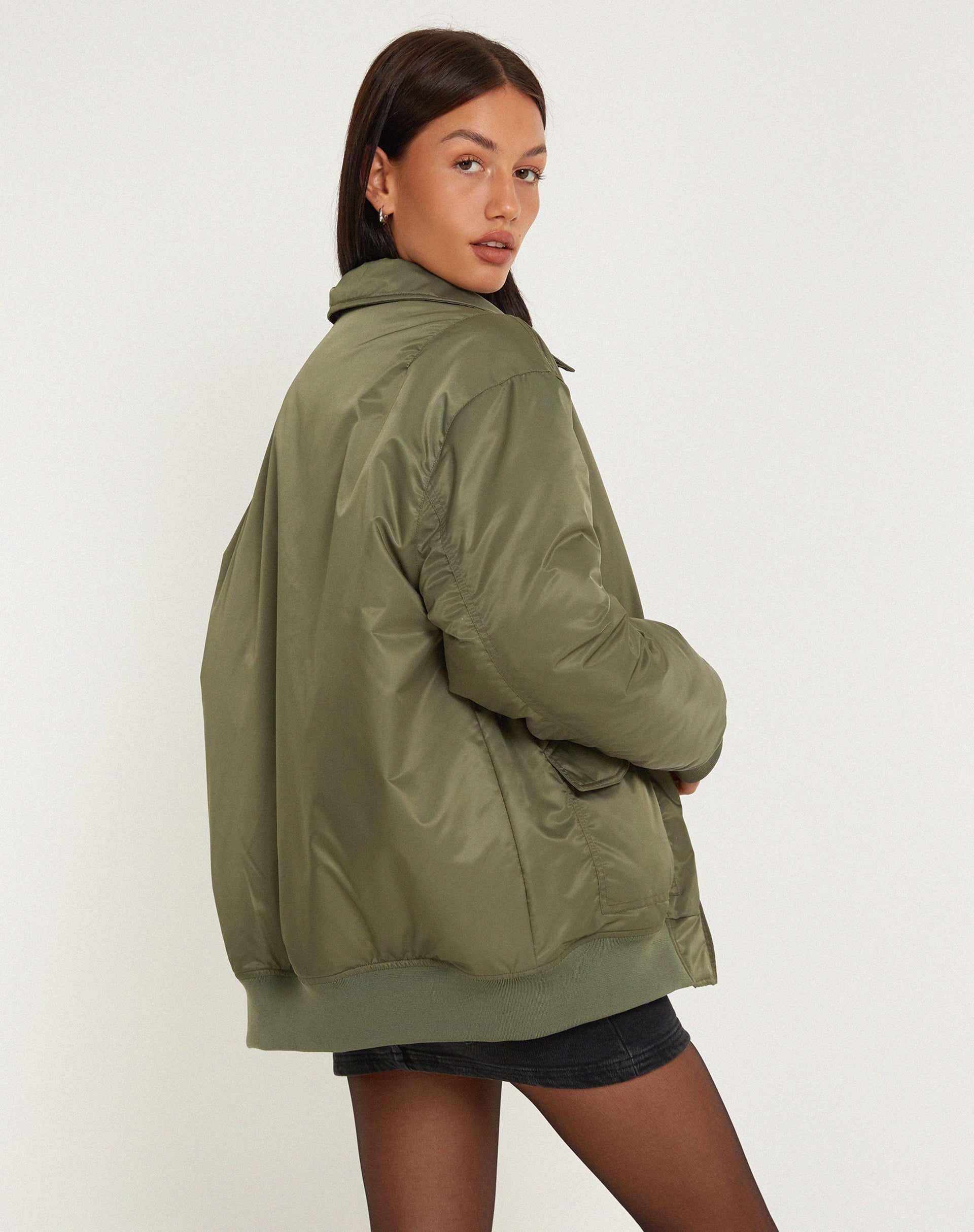 Abbildung der Manik Jacke in Khaki Grün