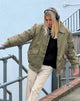 Abbildung der Manik Jacke in Khaki Grün
