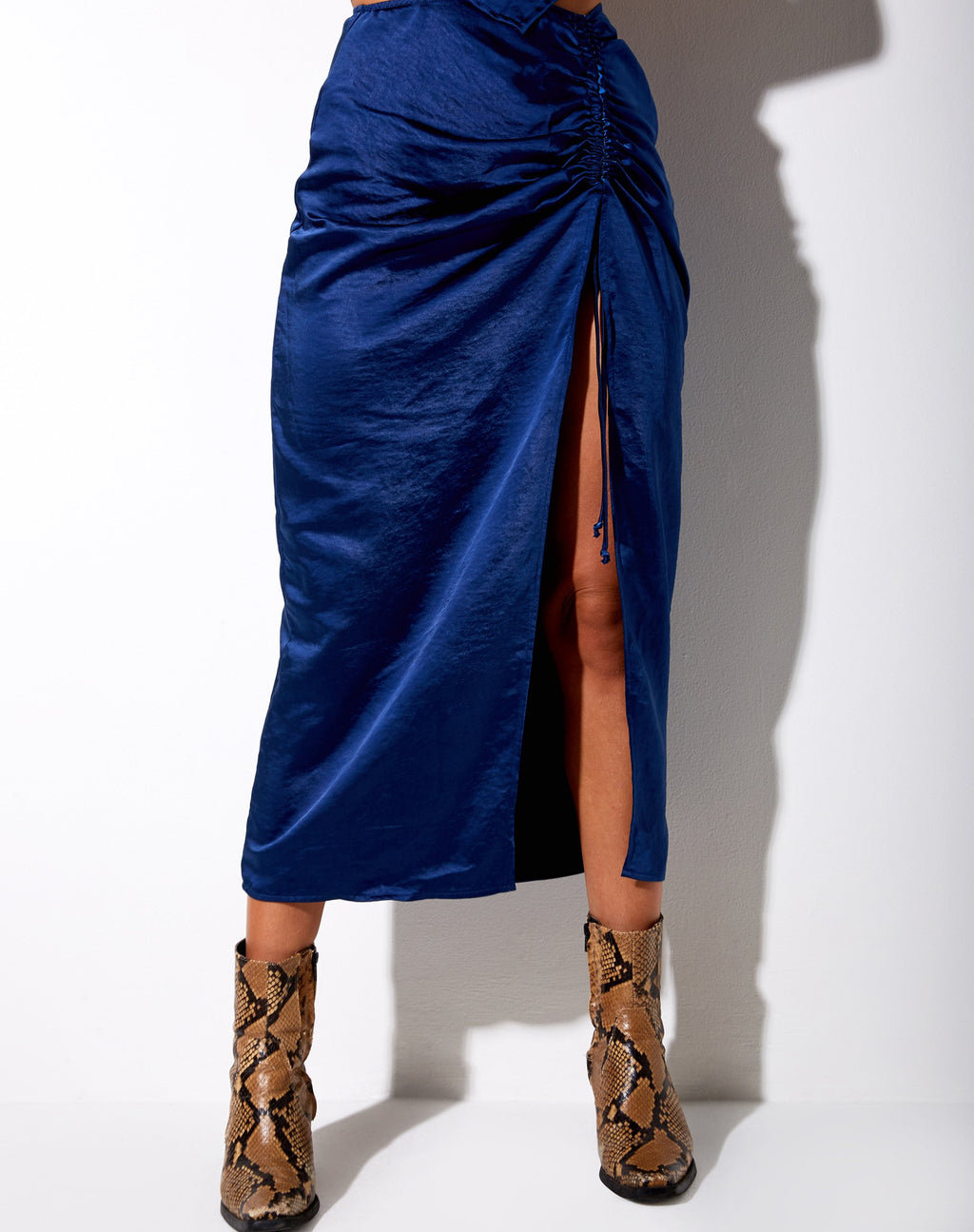 Maxel Midirock aus Satin Mitternachtsblau