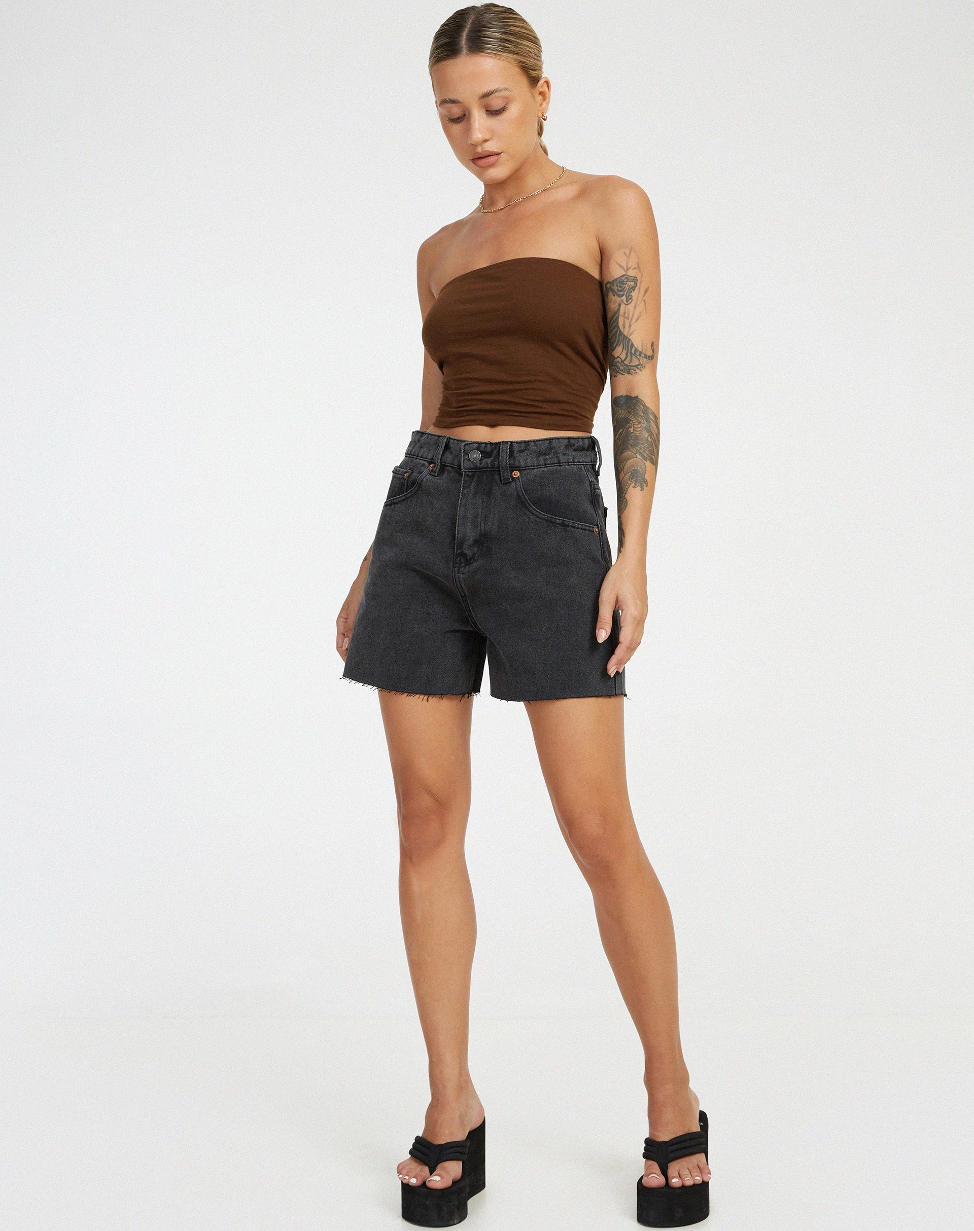 Image of Mittellange Shorts in schwarzer Waschung