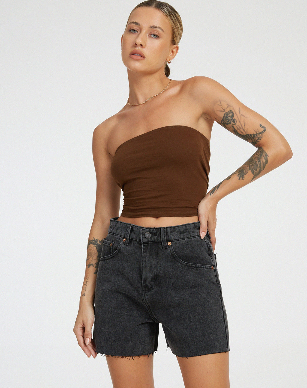 Mittellange Denim-Shorts in schwarzer Waschung