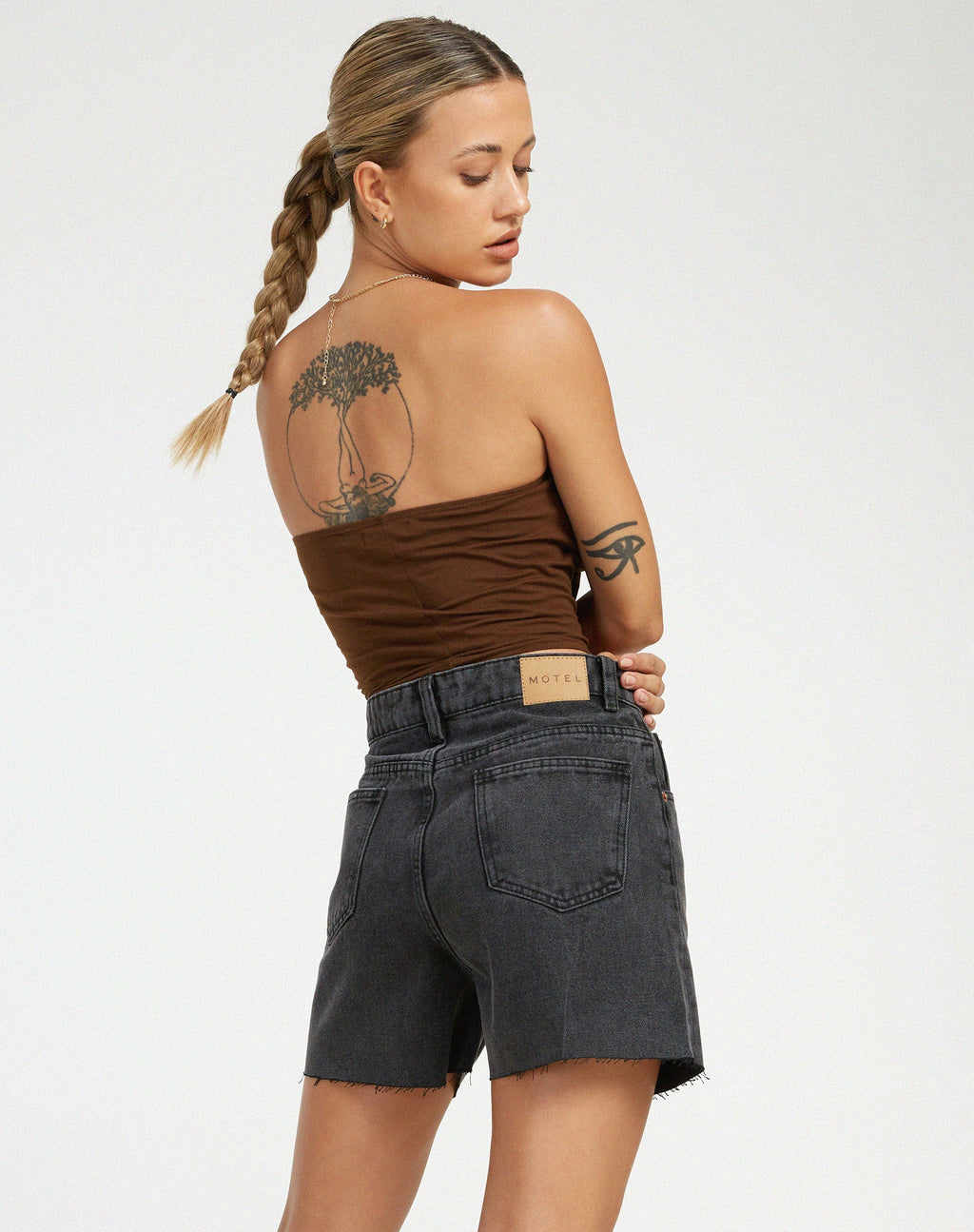 Mittellange Denim-Shorts in schwarzer Waschung