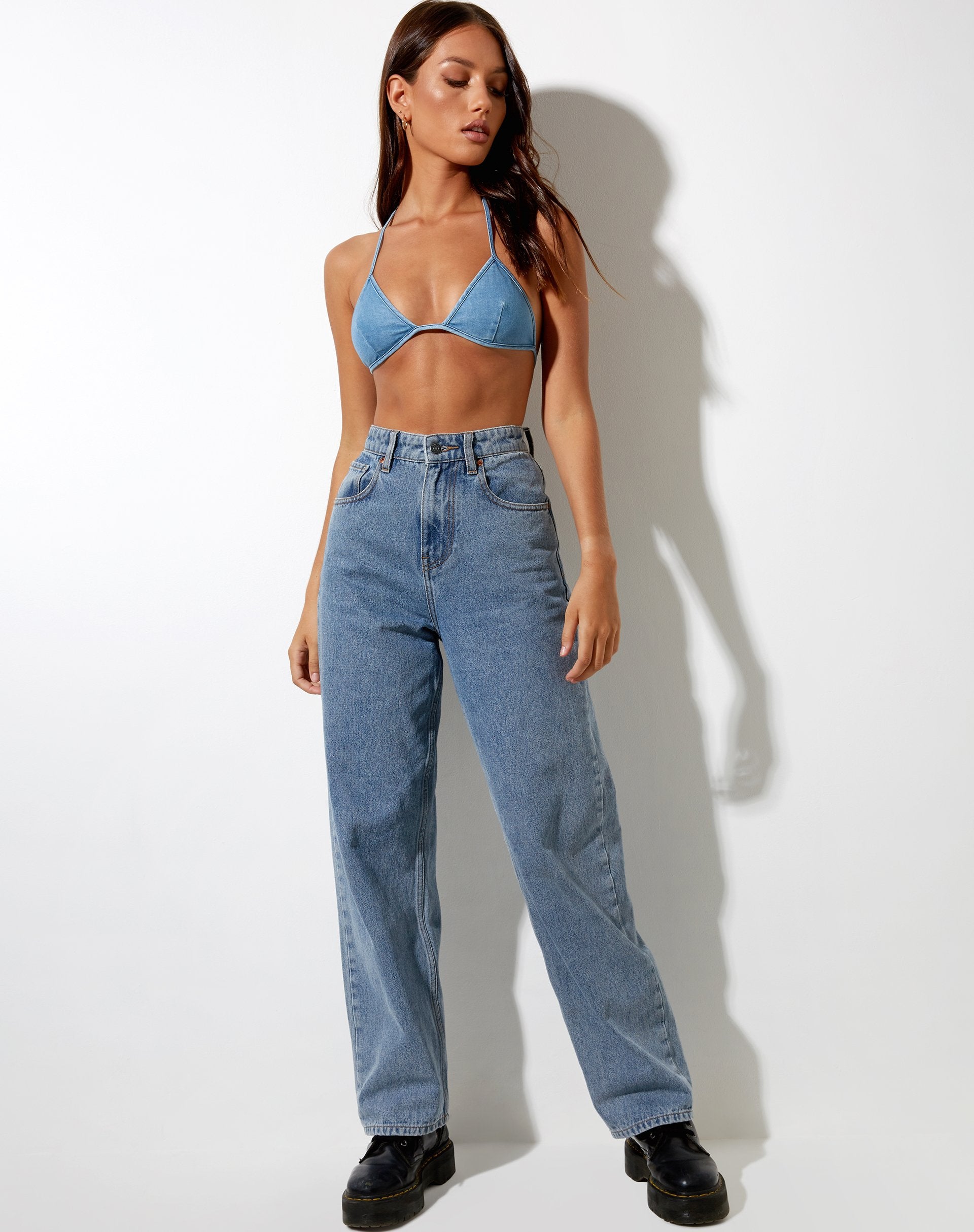 Image von Mida Bralet in hellblauer Waschung