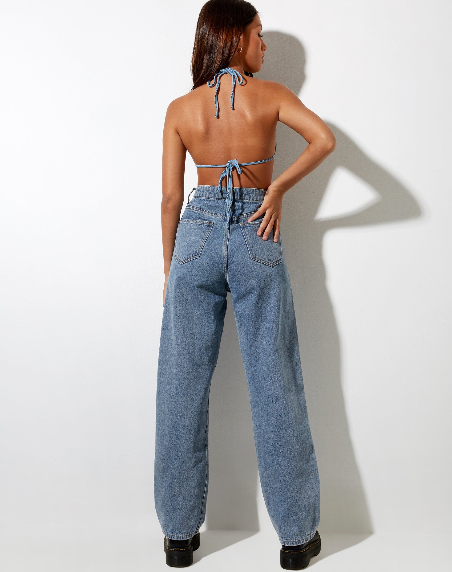 Image von Mida Bralet in hellblauer Waschung