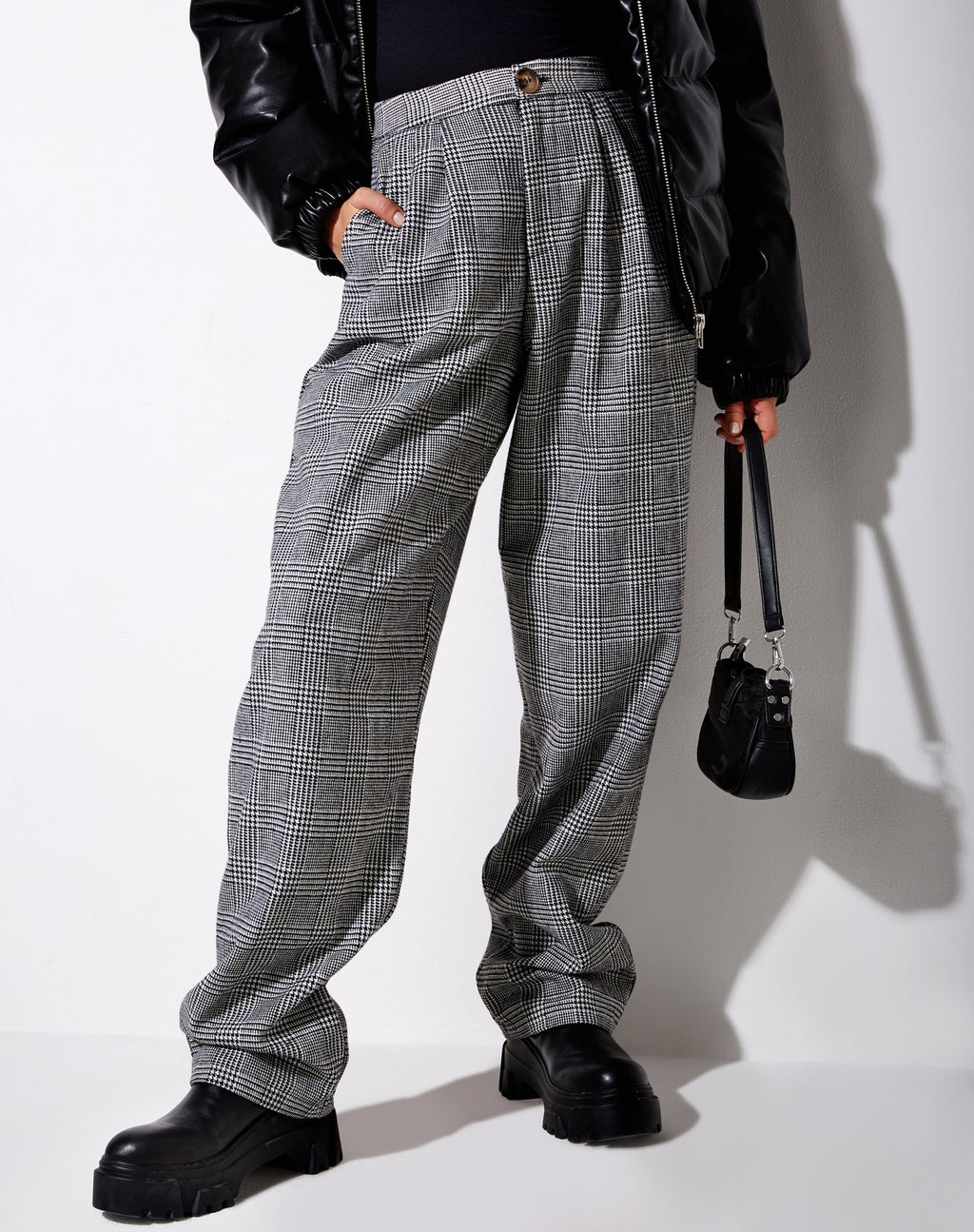 Misha Hose mit weitem Bein aus Houndstooth Schwarz