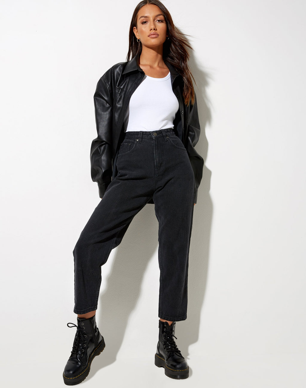 Mom Jeans in schwarzer Waschung
