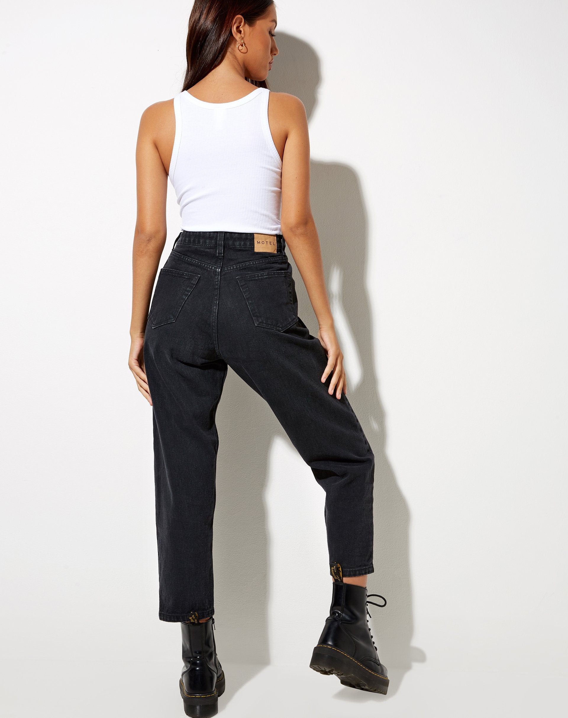 Bild von Mom Jeans in schwarzer Waschung