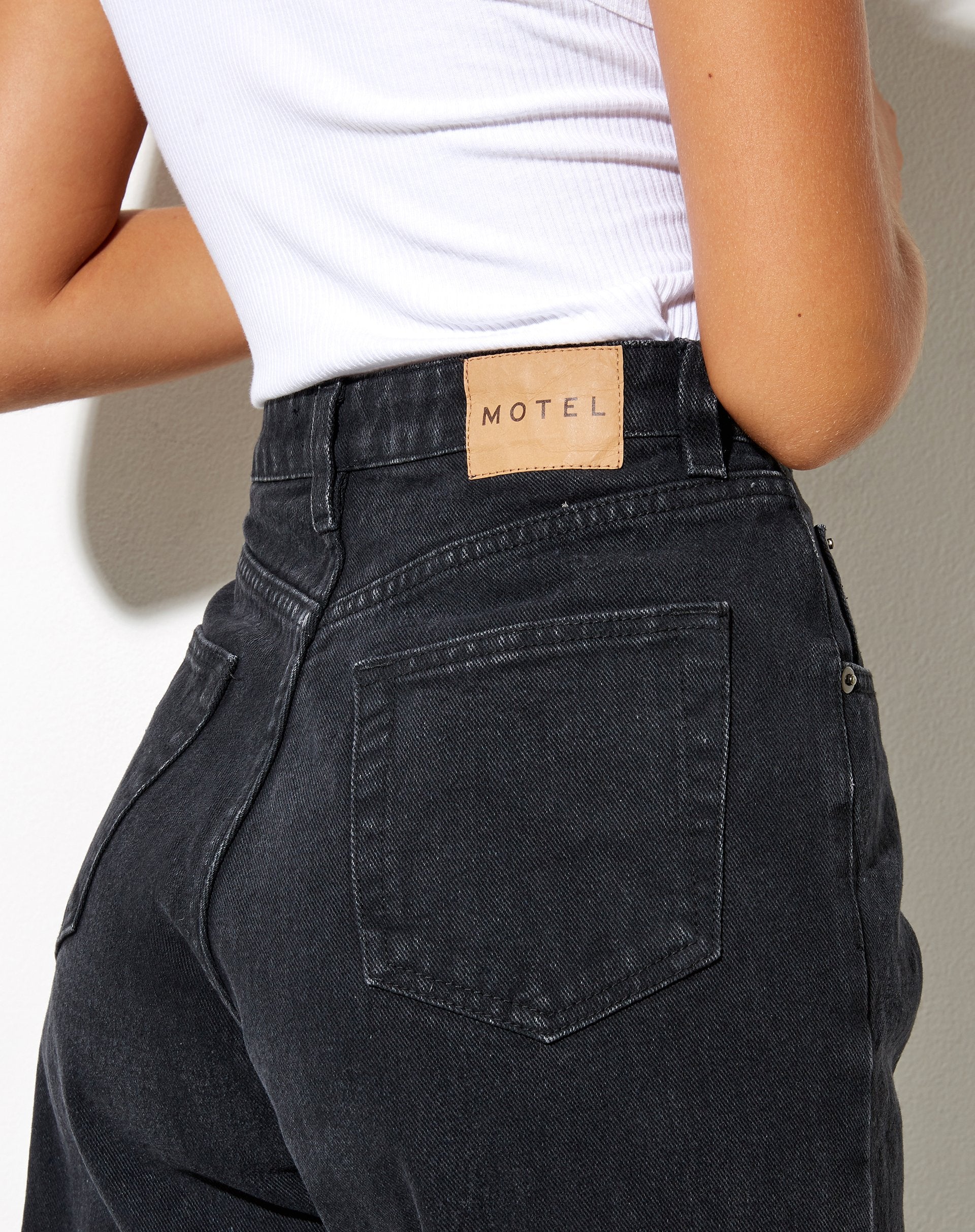 Bild von Mom Jeans in schwarzer Waschung