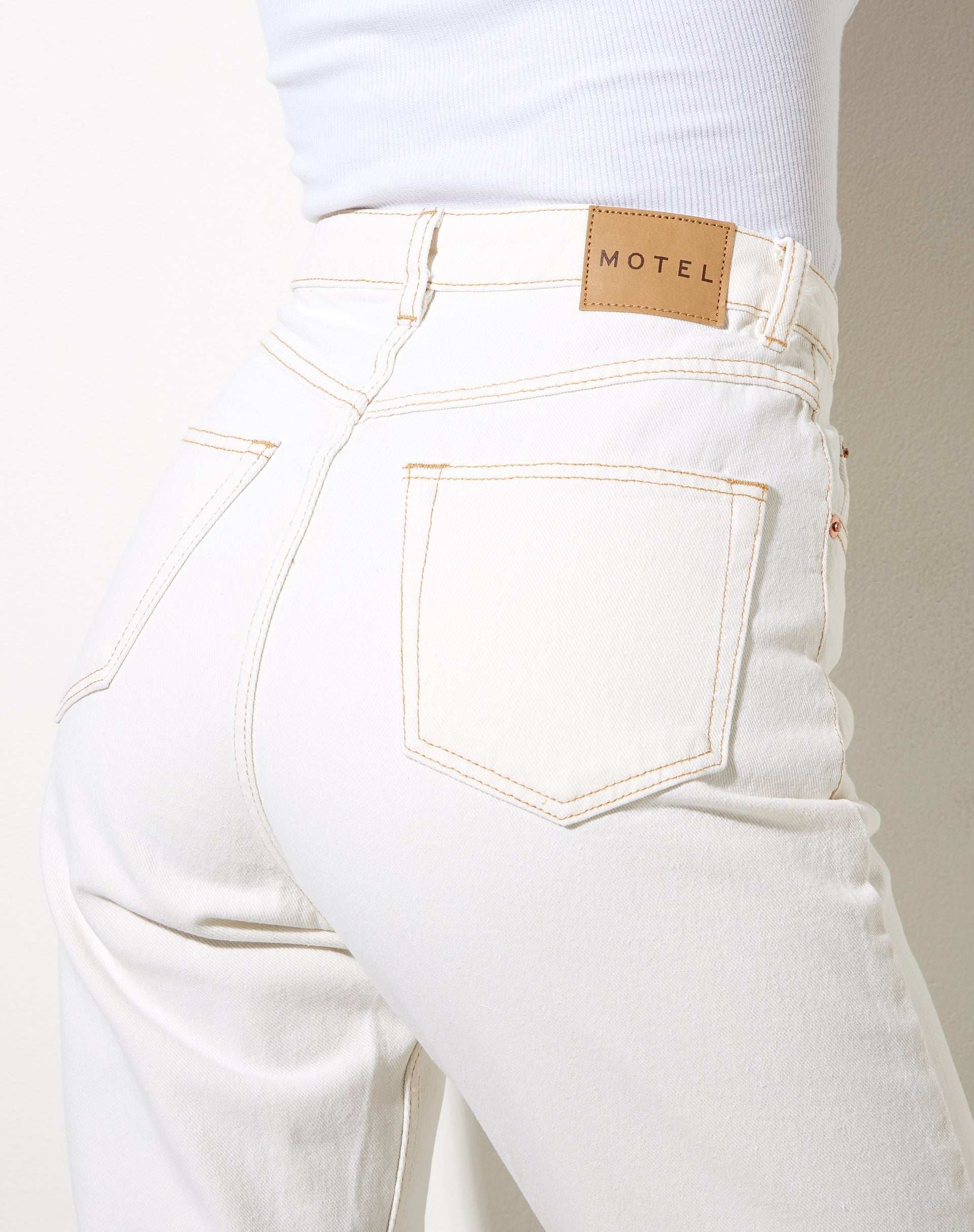 Bild von Mom Jeans in Ecru