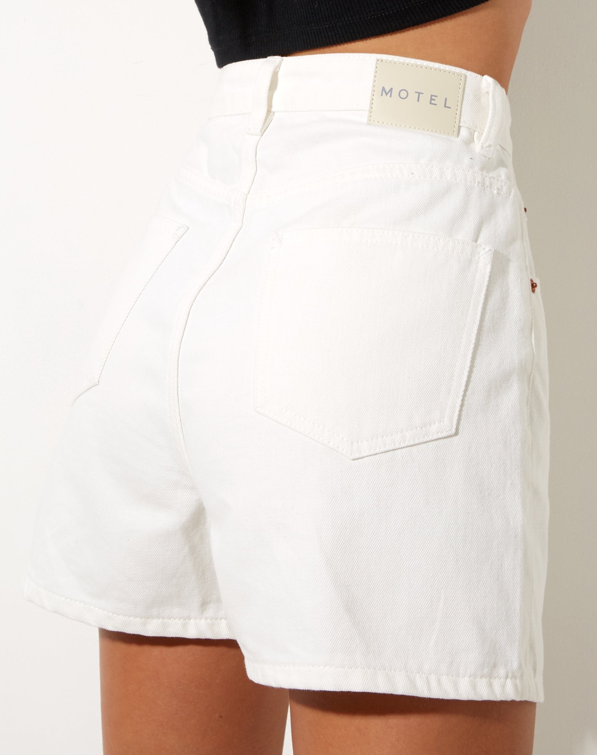 Bild von Mom Denim Short in weißer Wäsche