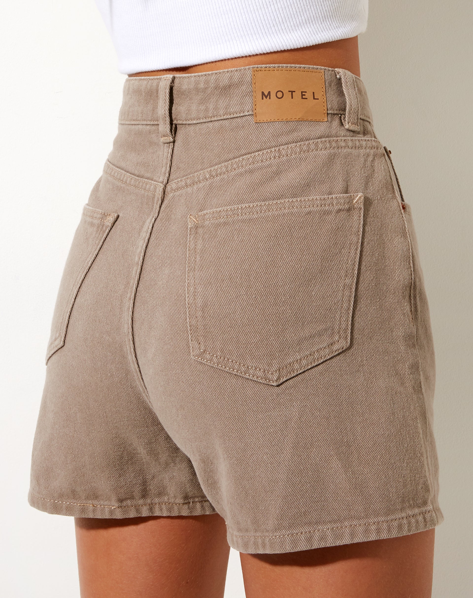 Image von Mom Denim Short in gebranntem Olivgrün