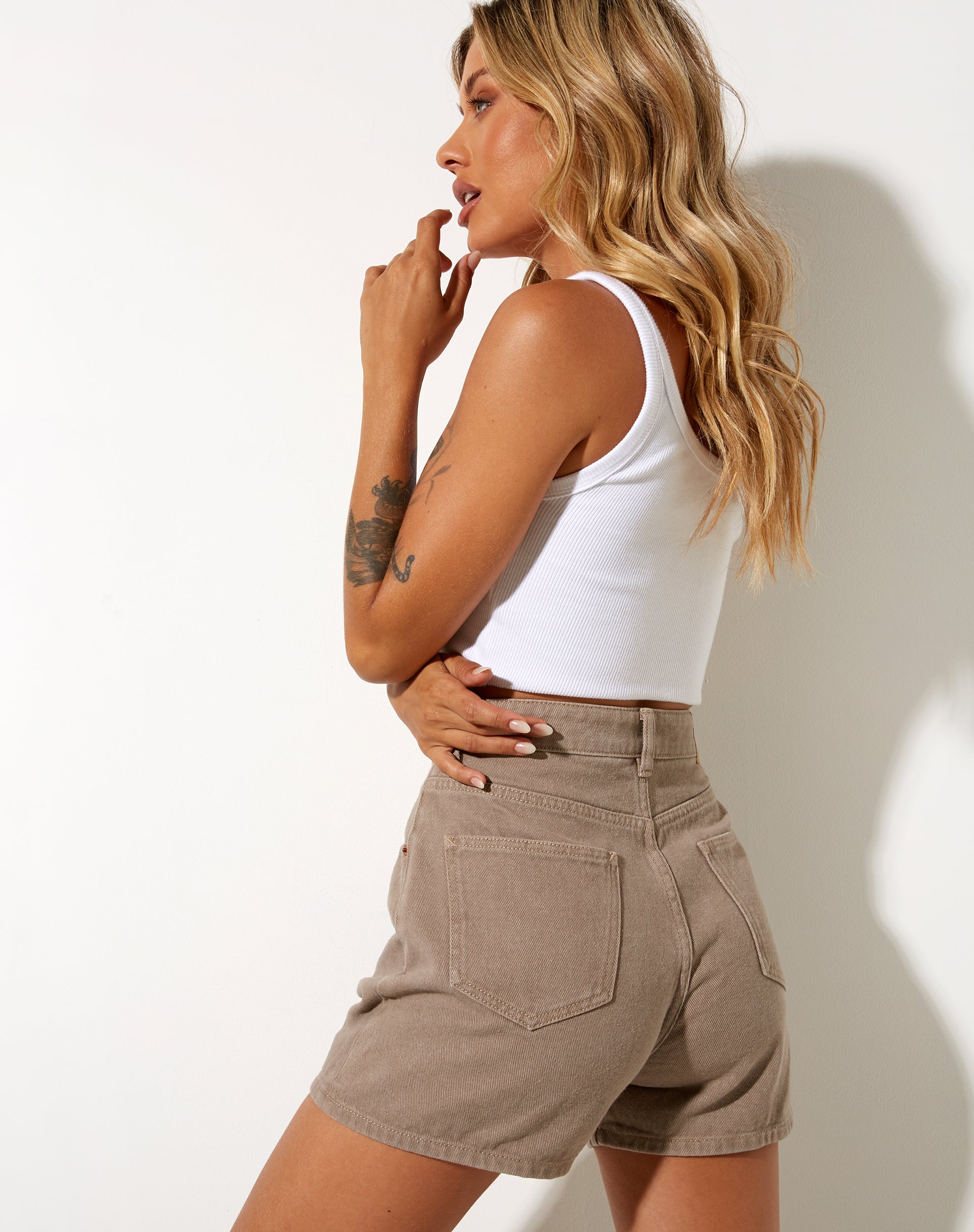 Image von Mom Denim Short in gebranntem Olivgrün