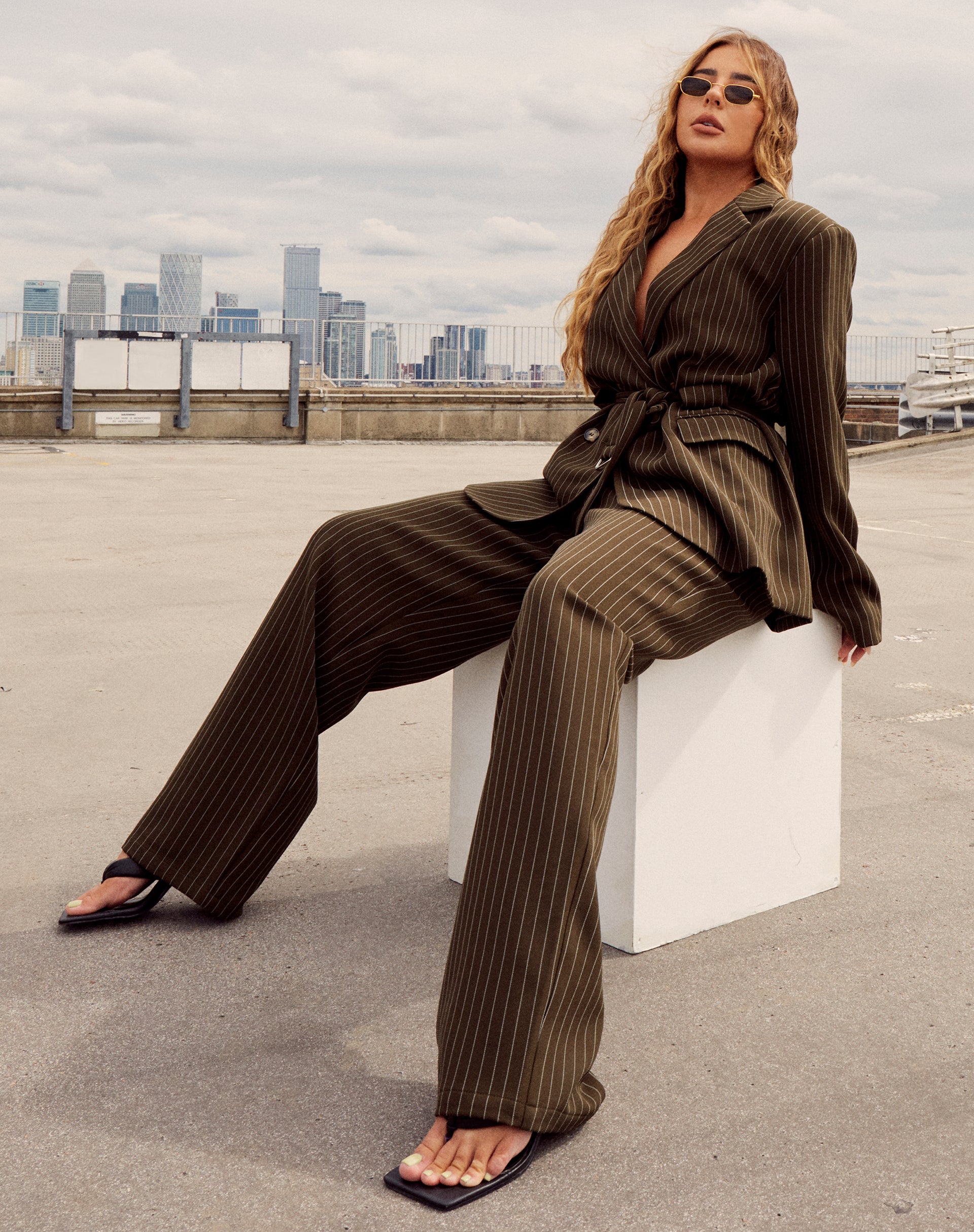 Bild der Sakila-Hose in Khaki mit Nadelstreifen