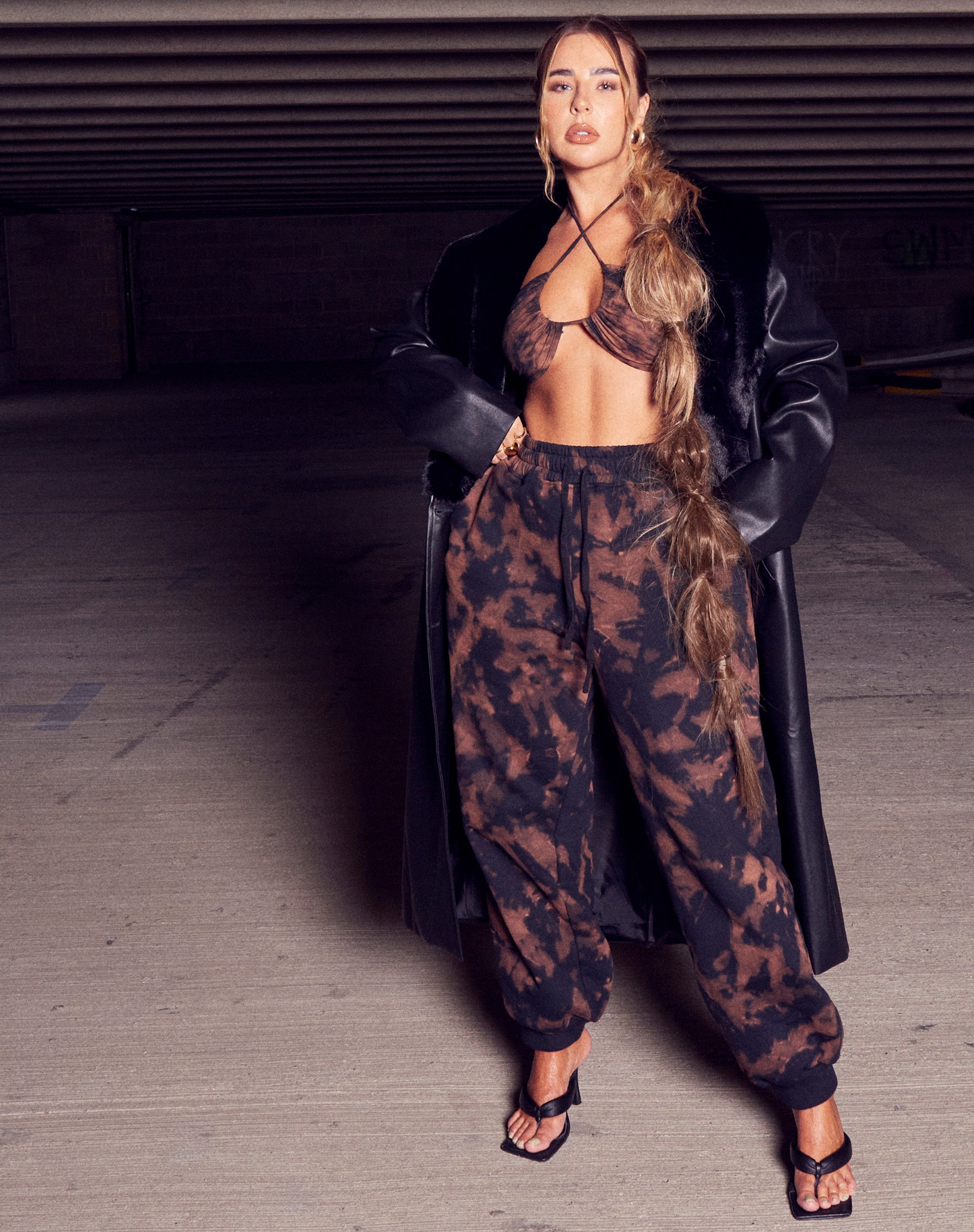 Bild von Yessa Crop Top in Schwarz Rost Tie Dye