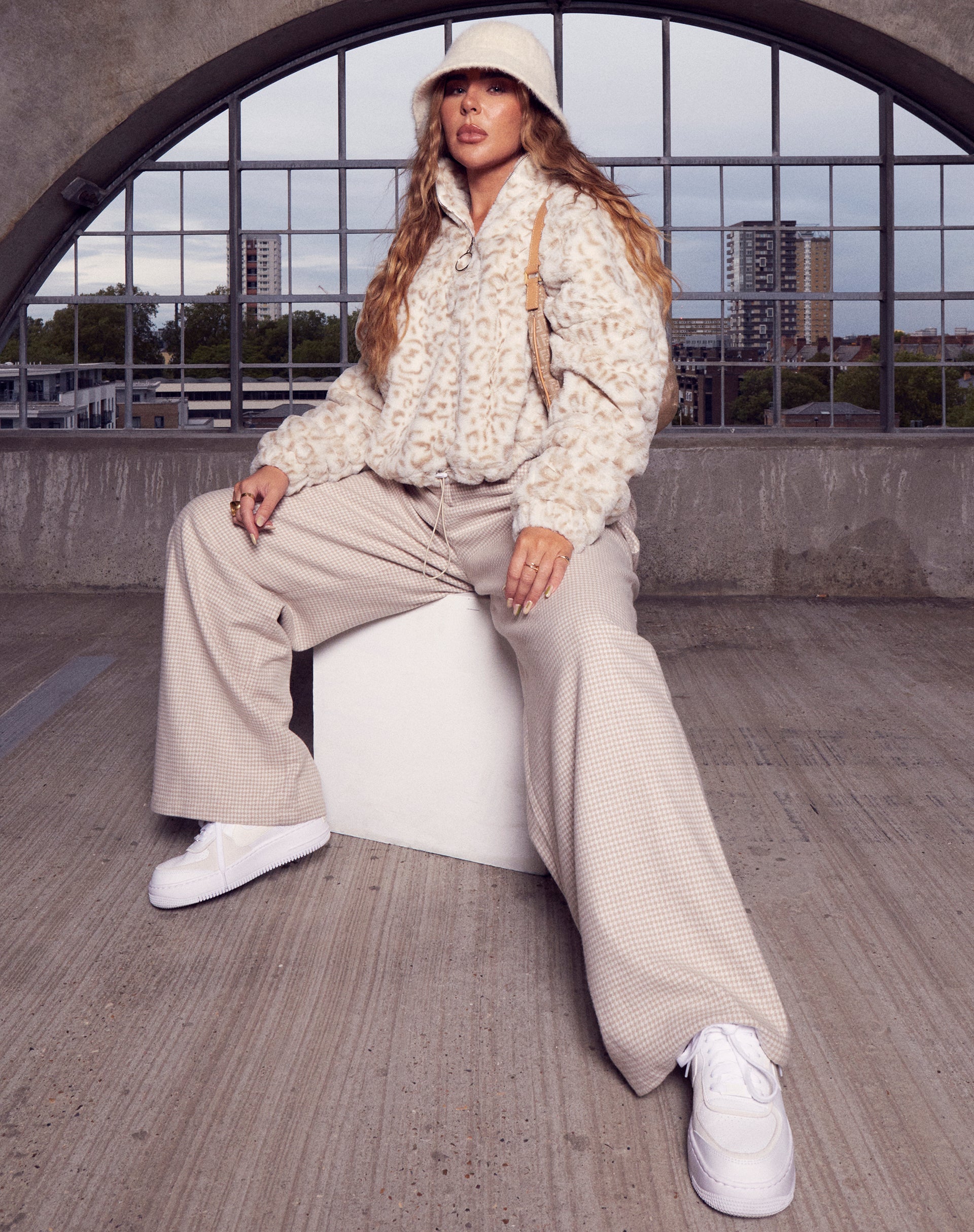 Bild der Yeva Hose in Neutral Houndstooth