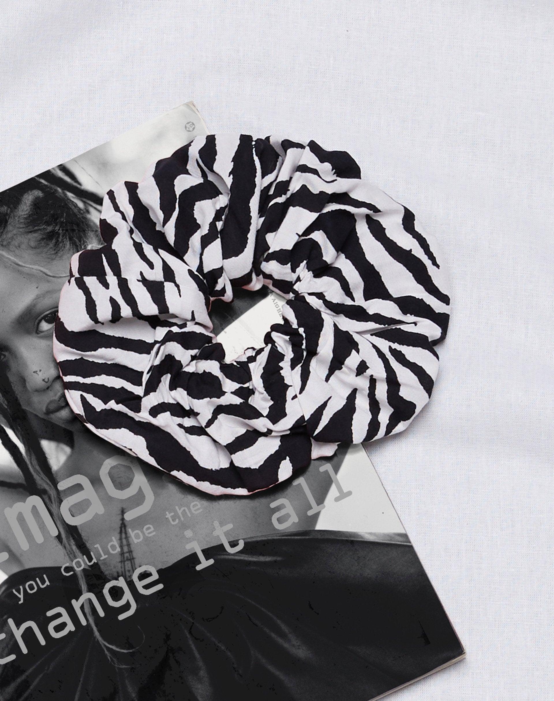 Bild von XL Scrunchie in 90s Zebra