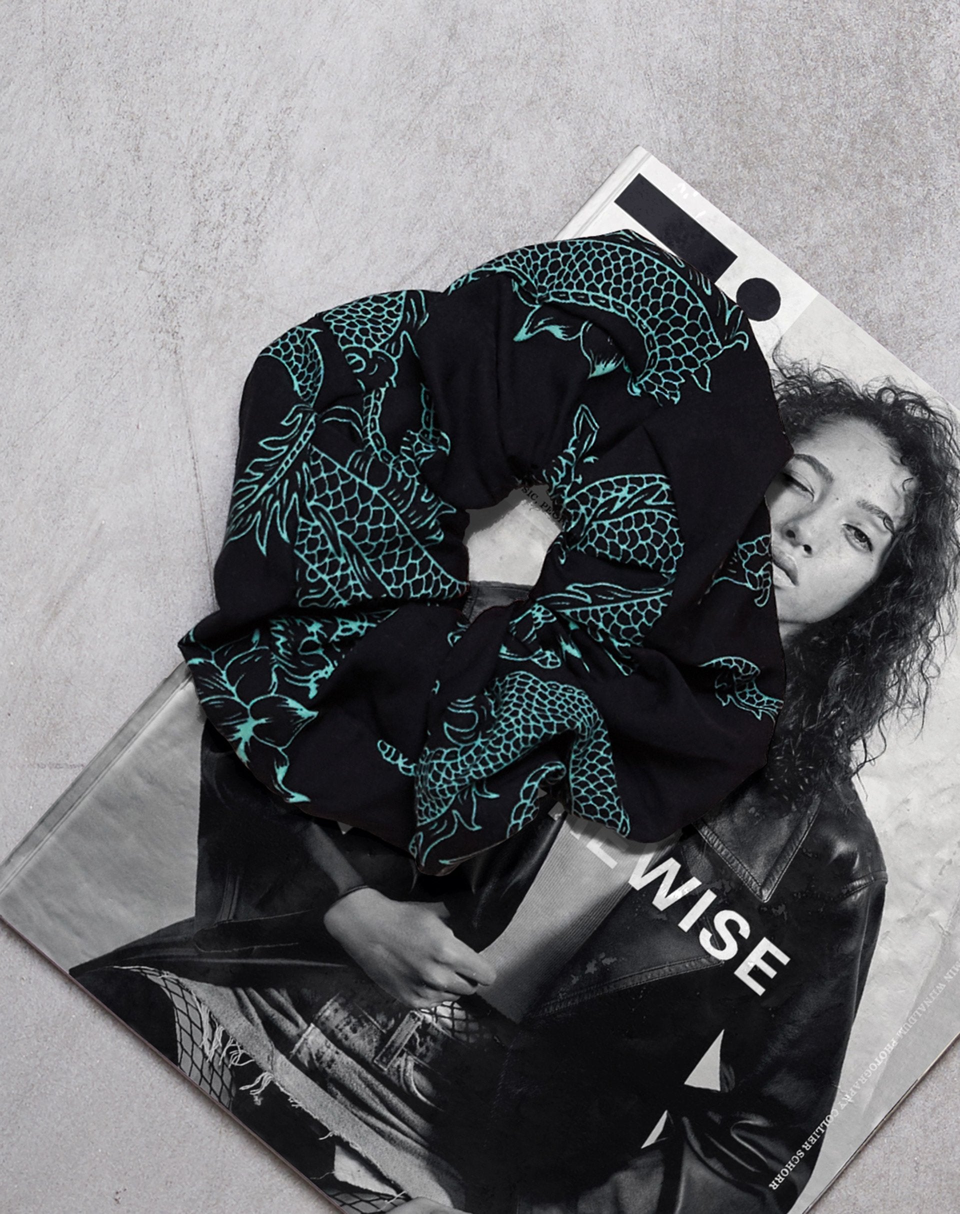 Bild von Scrunchie in Drachenblume Schwarz und Mint