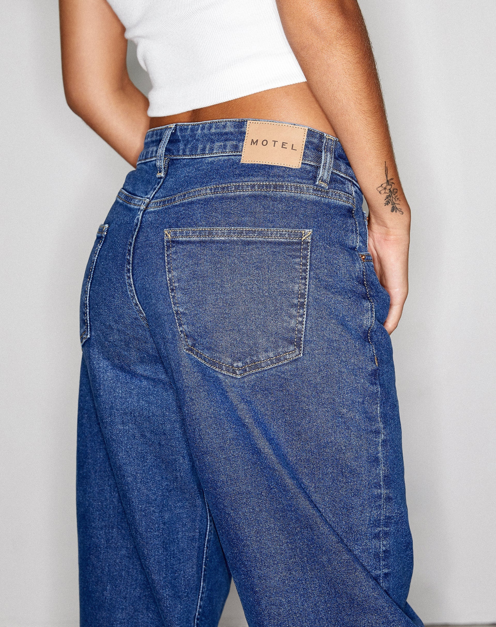 Abbildung der Low Rise Parallel Jeans in 90's Blue