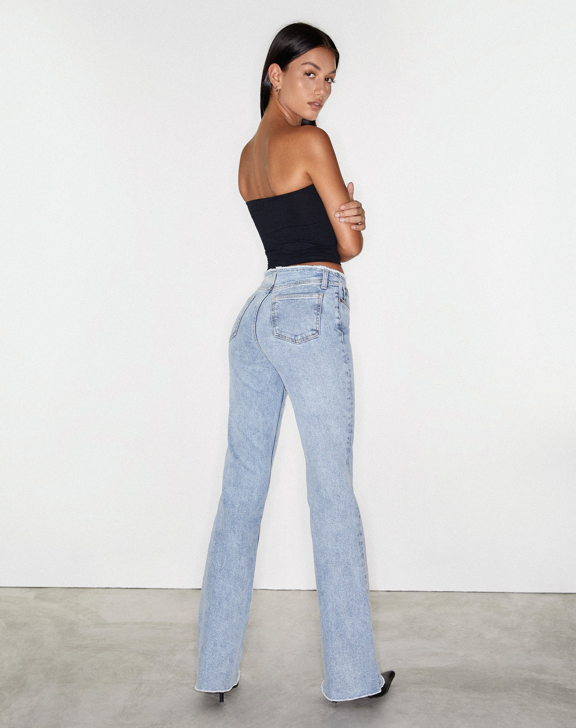 Bild der ausgefransten Low Rise Jeans in Light Wash Blue