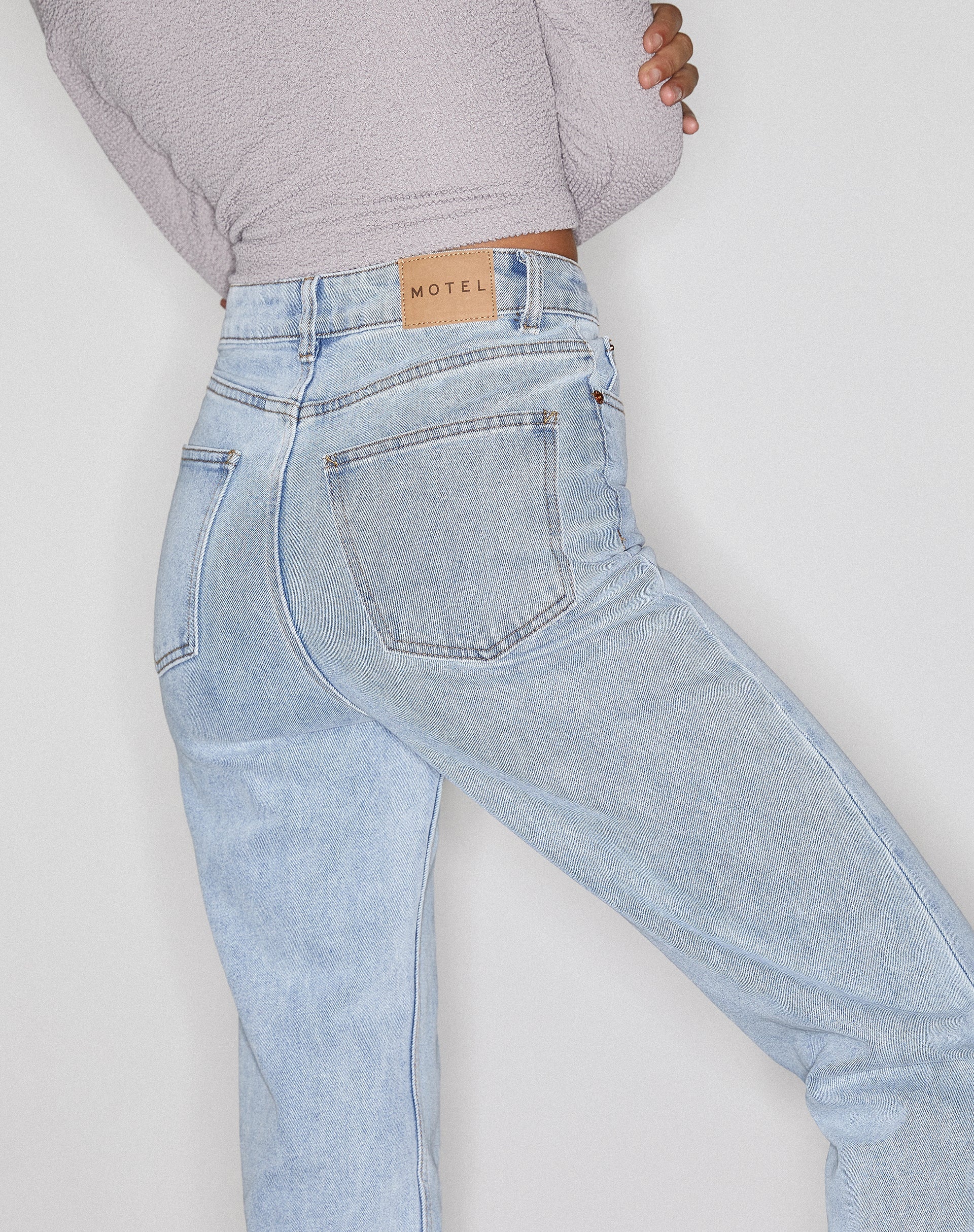 Bild von Straight Leg Jeans in Light Wash Blue
