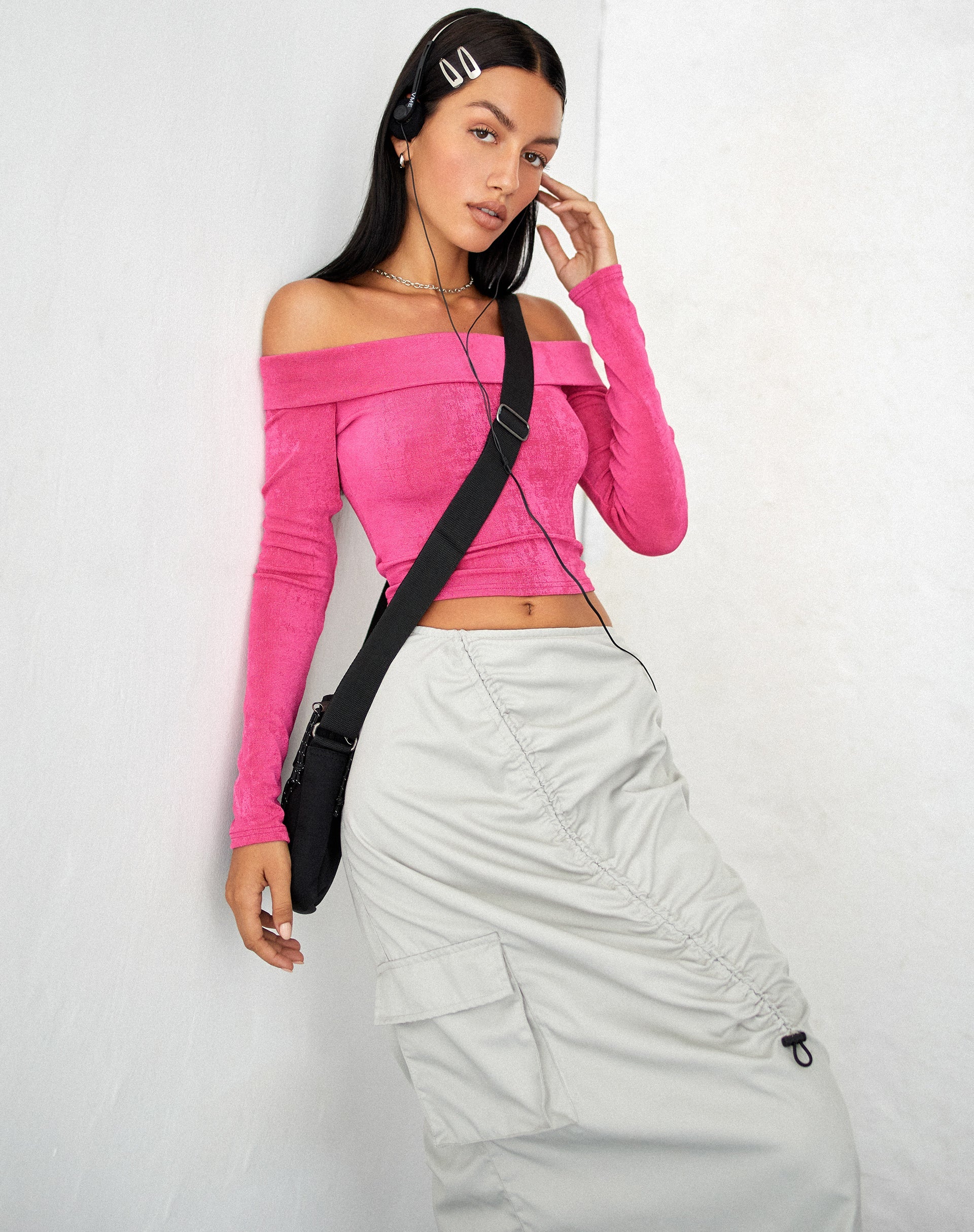 Bild von MOTEL X JACQUIE Nasari Bardot Crop Top in Magenta