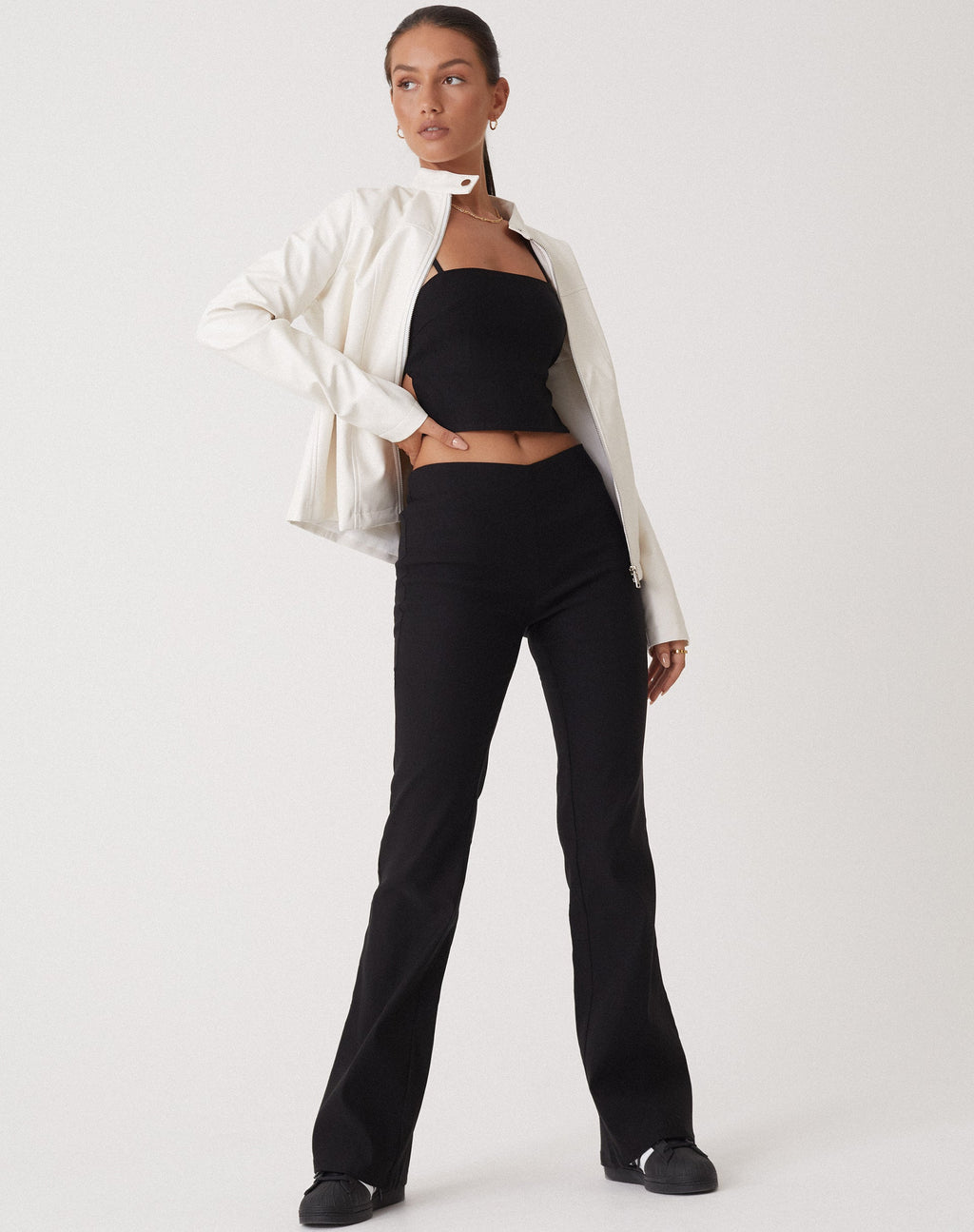 MOTEL X OLIVIA NEILL Levin Hose mit ausgestelltem Bein in Tailoring Schwarz